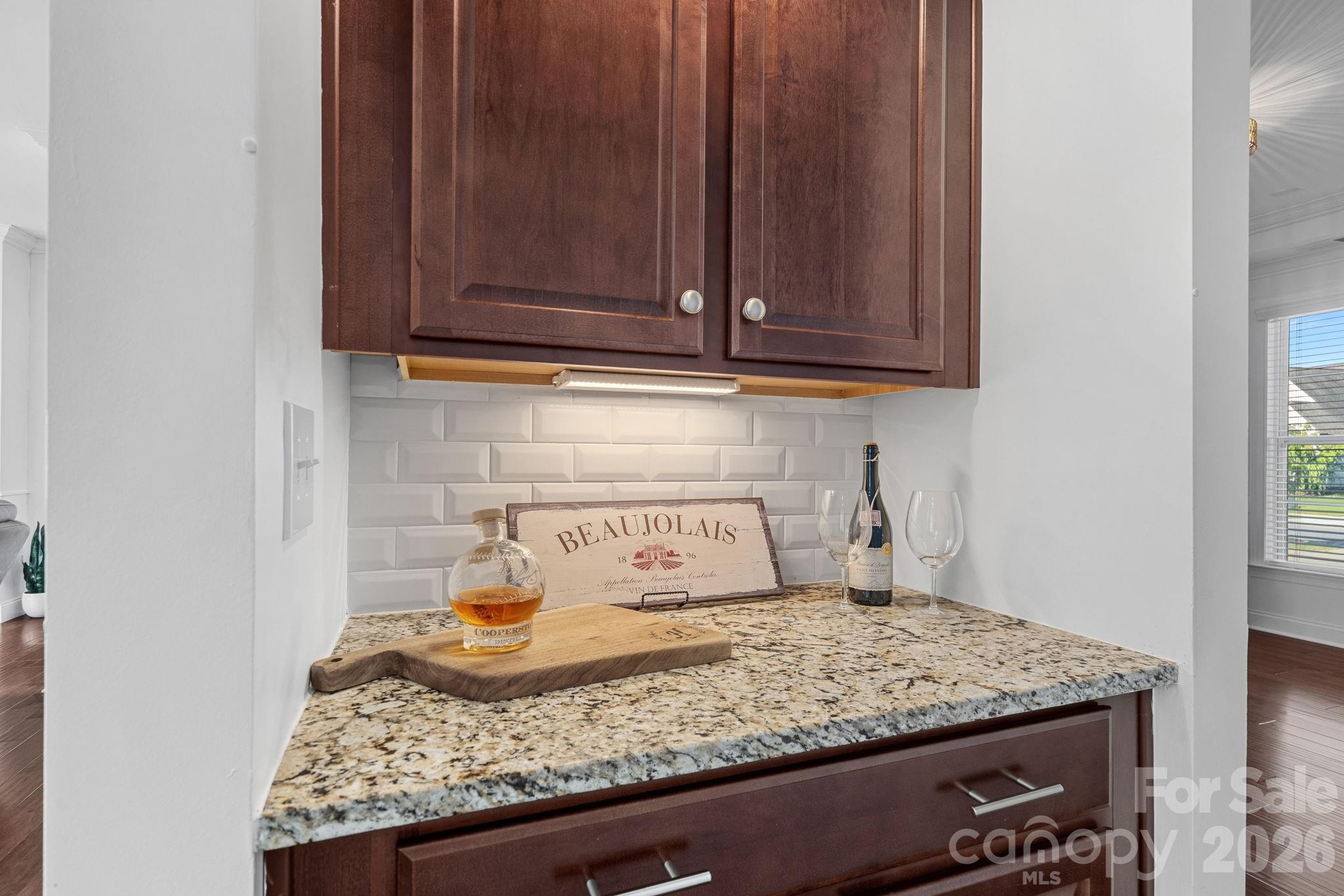 Butler's pantry or wine bar - 13147 Union Square Drive, Huntersville