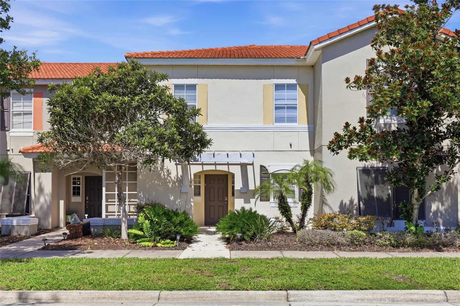 1120 LAS FUENTES DR