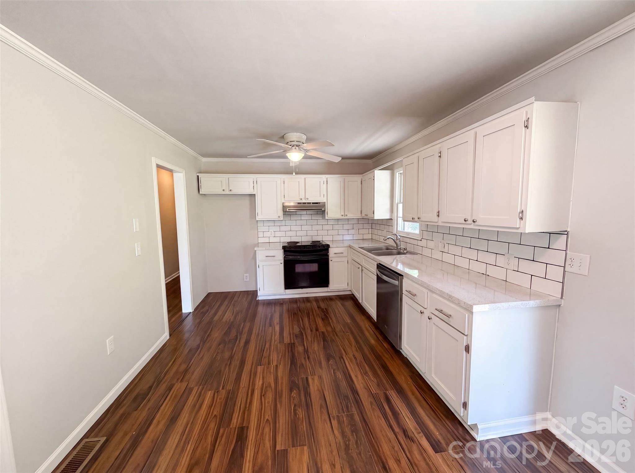 Single Family Residence at 120 Riley Road, Dallas, photo 9 of 16