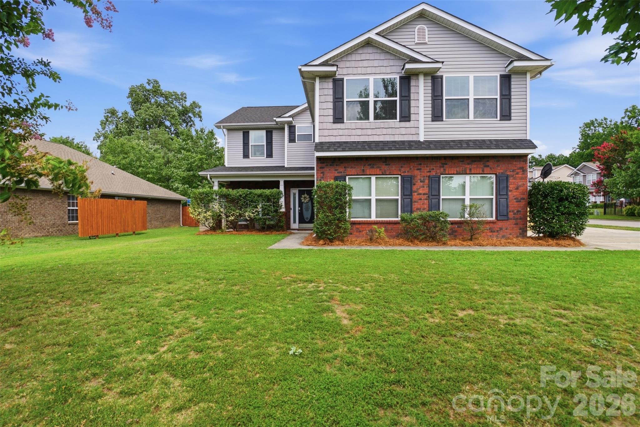 Level Lot with side-load garage - 835 Estuary Court, Rock Hill