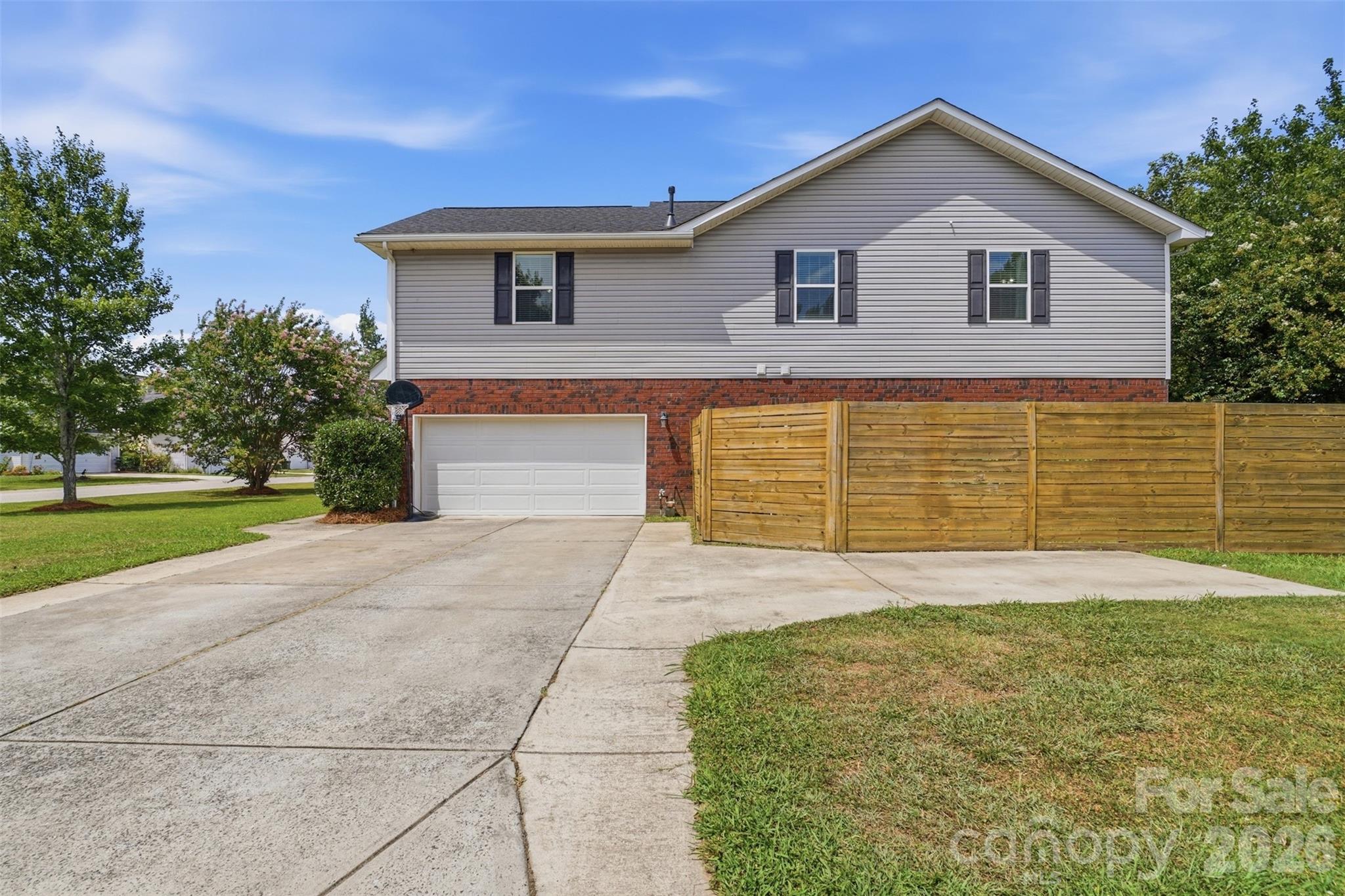 2-car side load garage and privacy fencing in side and back yard - 835 Estuary Court, Rock Hill
