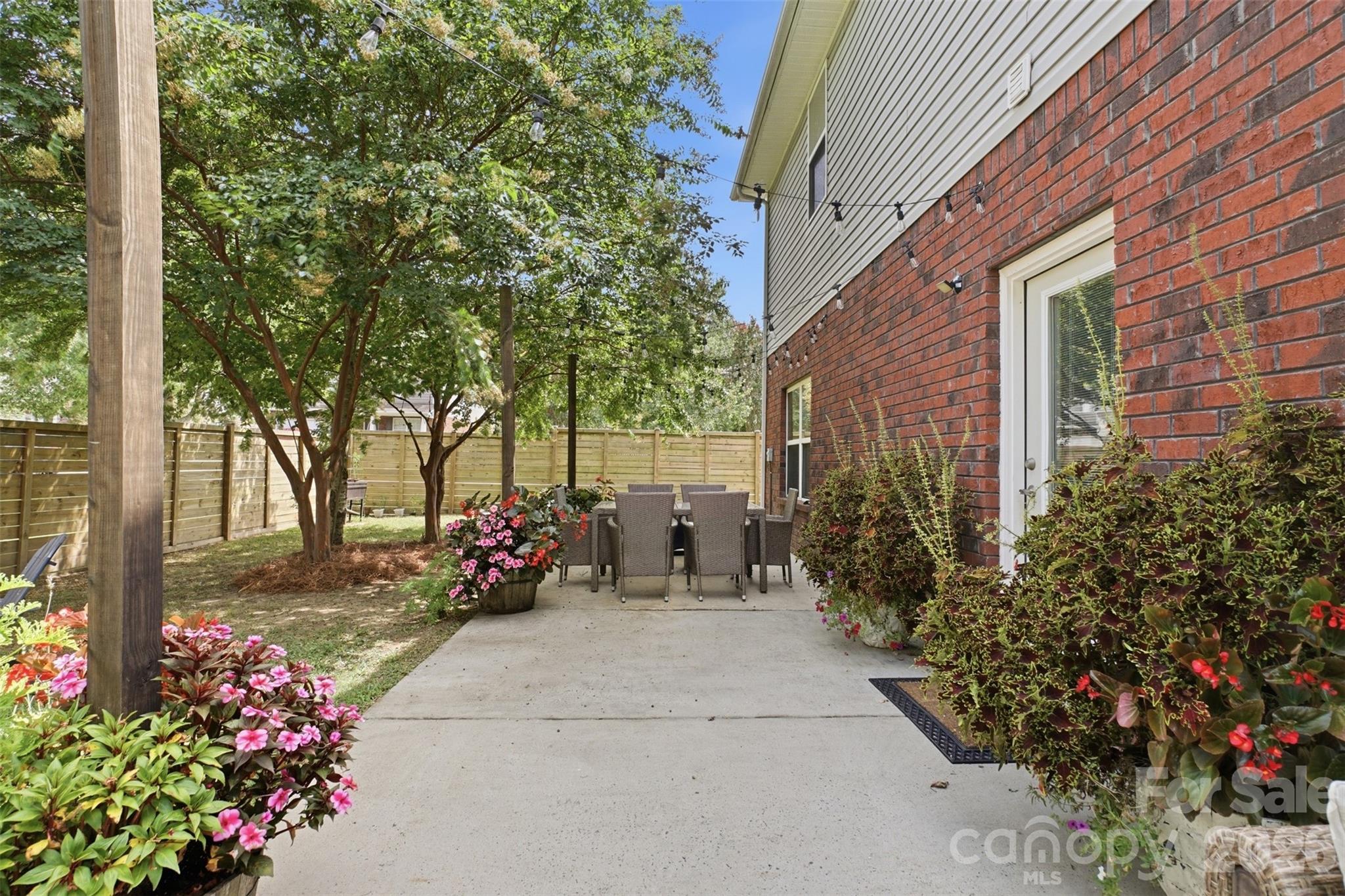 View of backyard towards the side yard - 835 Estuary Court, Rock Hill