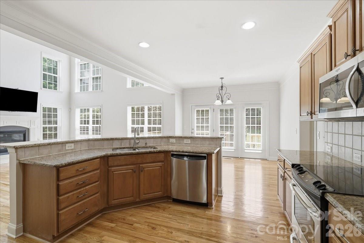 Large kitchen with breakfast bar - 6055 Latta Springs Circle, Huntersville