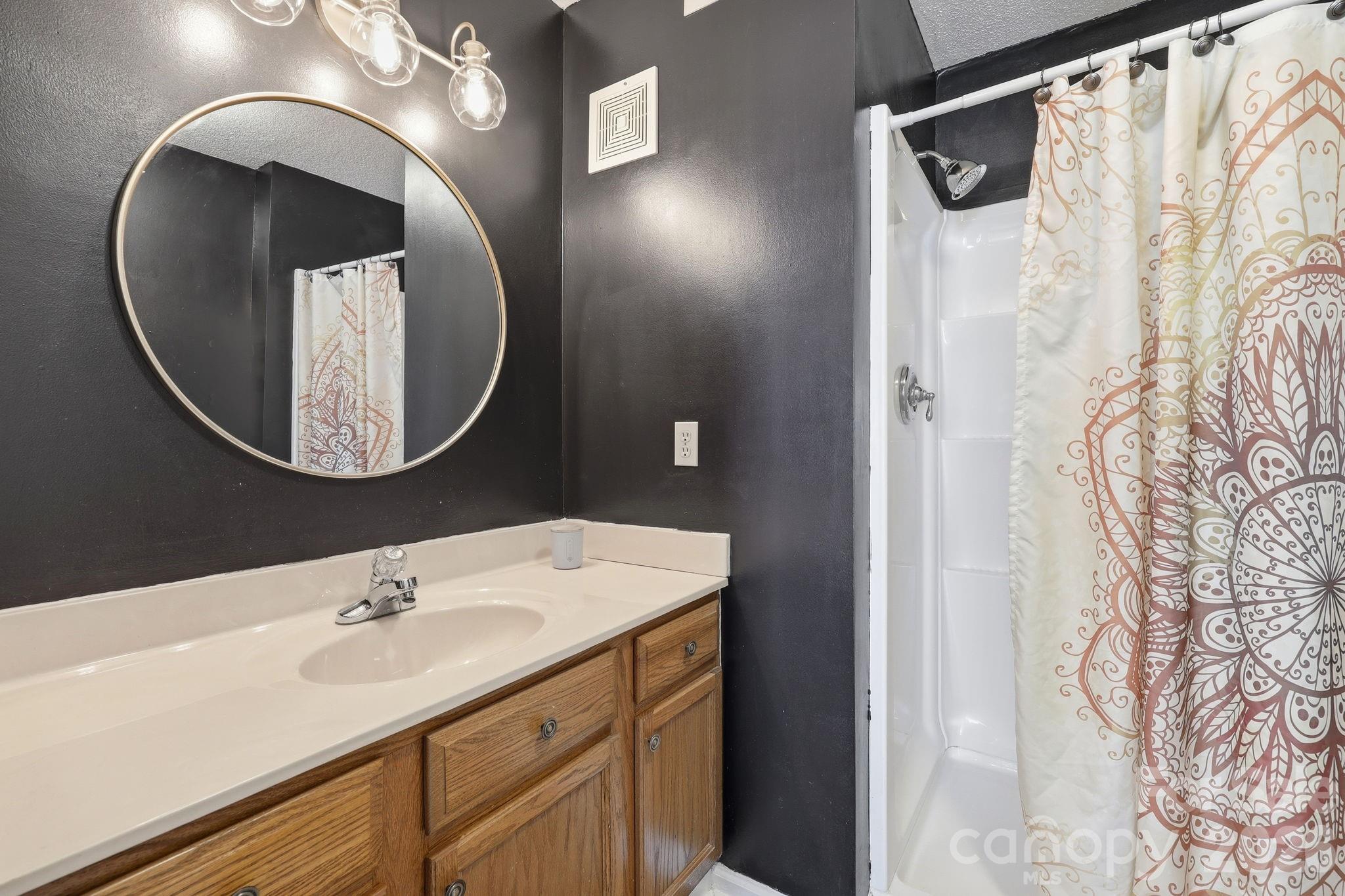 Primary Bath - 2705 Deermouse Way, Hendersonville
