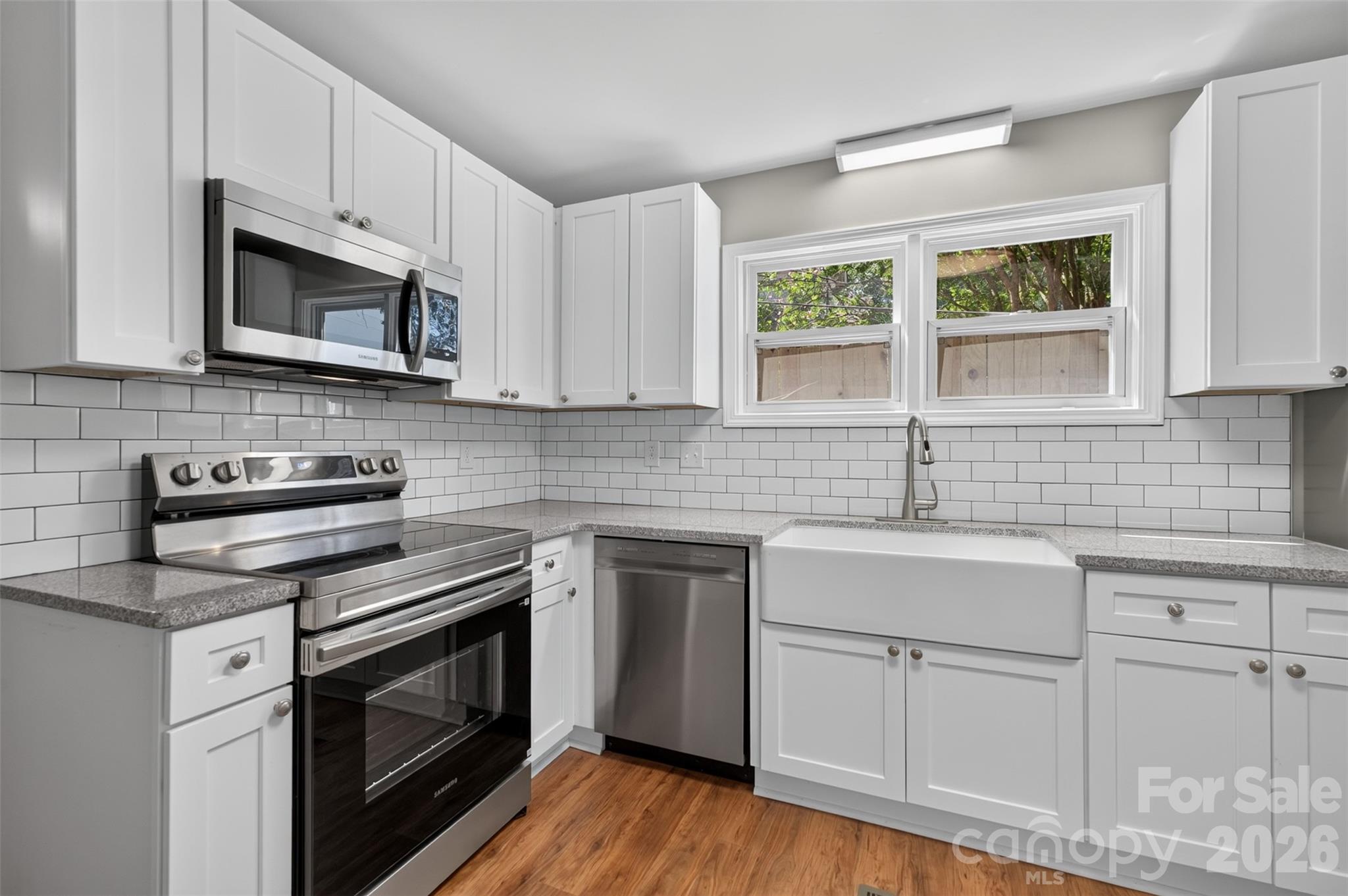 Classic subway tile backsplash! - 620 10th Street Boulevard NW, Hickory