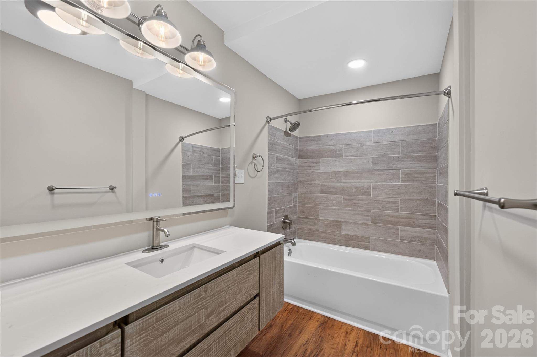 Hall bath - 620 10th Street Boulevard NW, Hickory