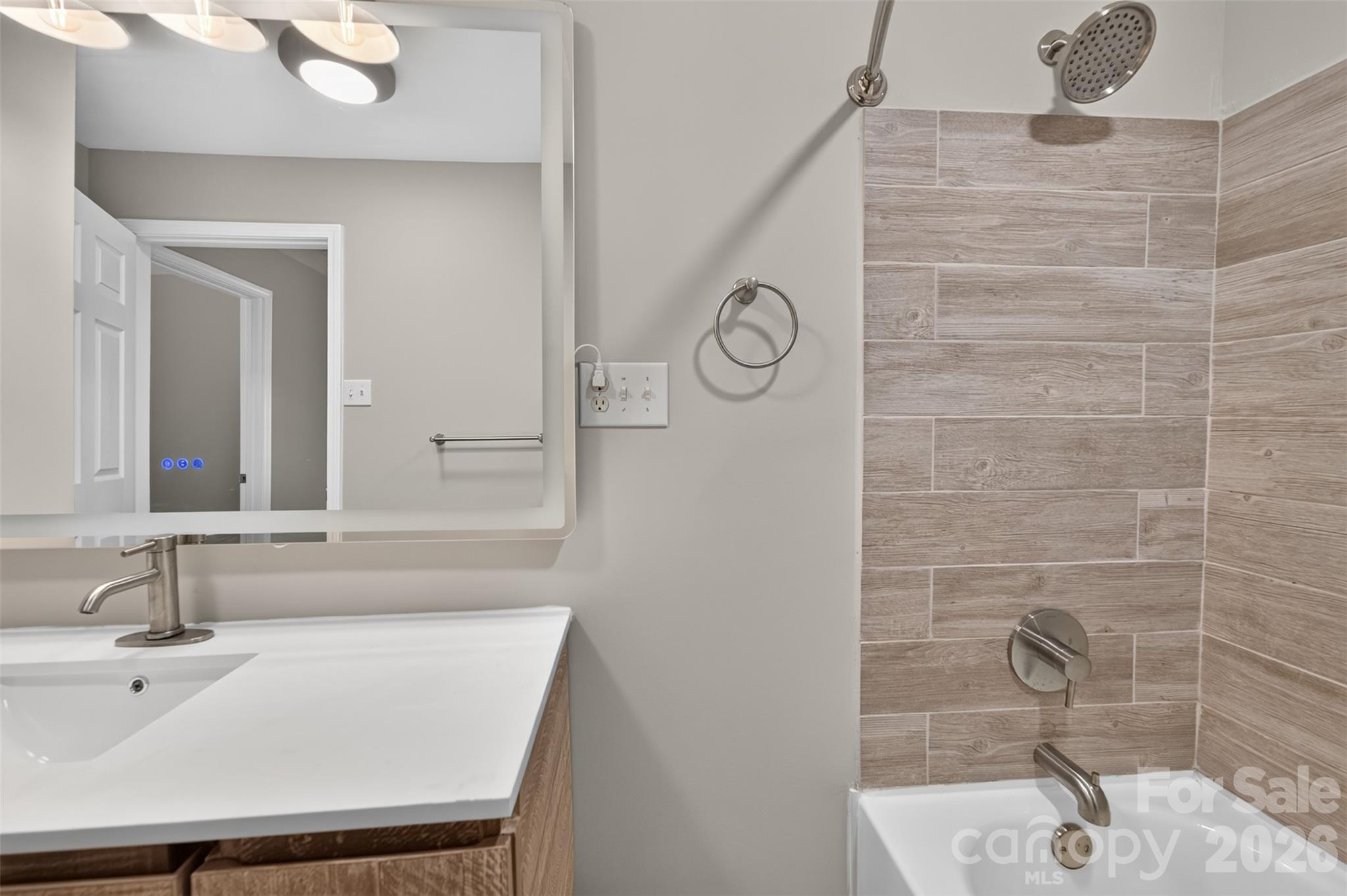 Gorgeous tiled tub! - 620 10th Street Boulevard NW, Hickory