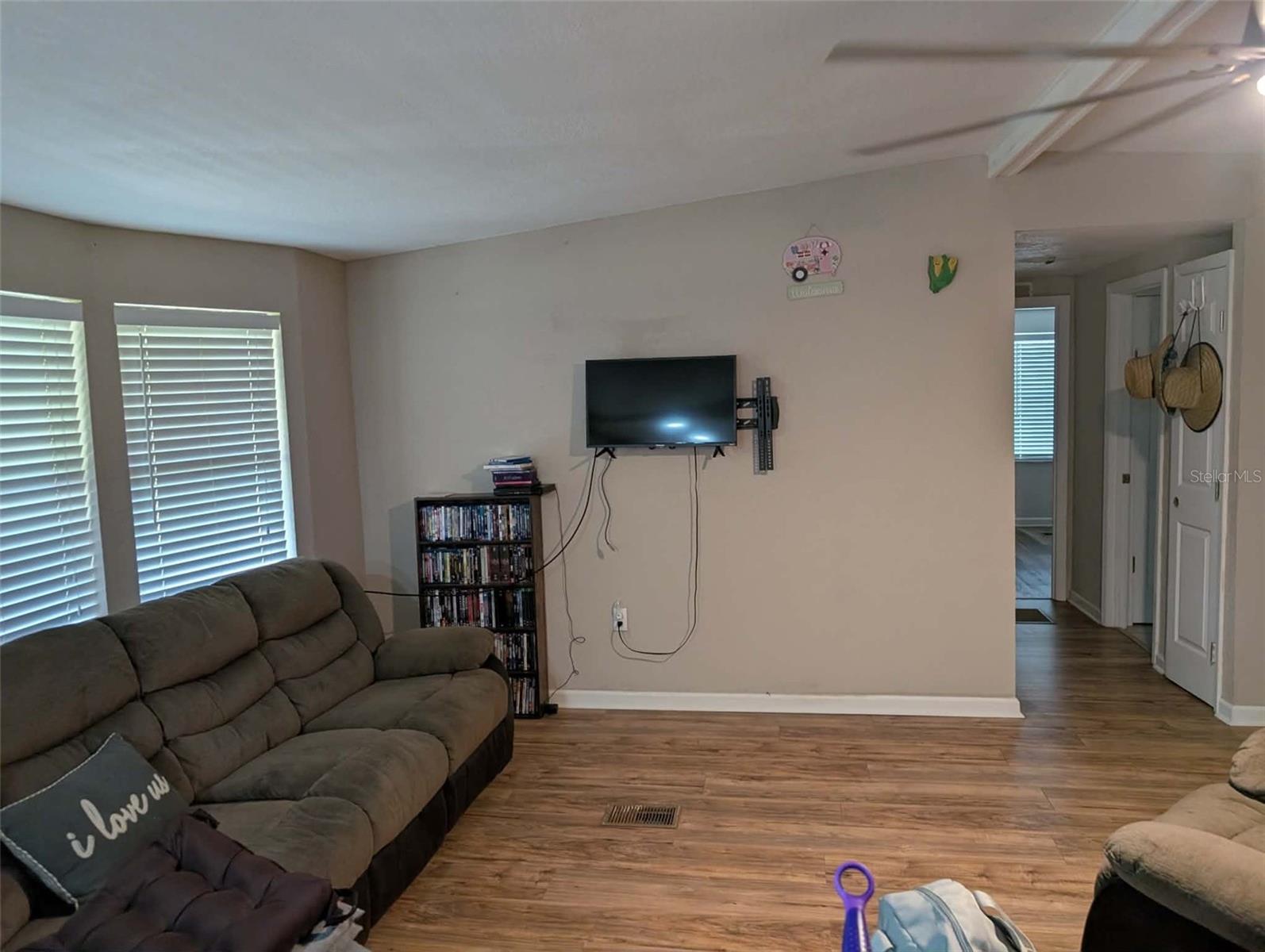Manufactured Home at 933 NE FIR ST, PINETTA, photo 12 of 20
