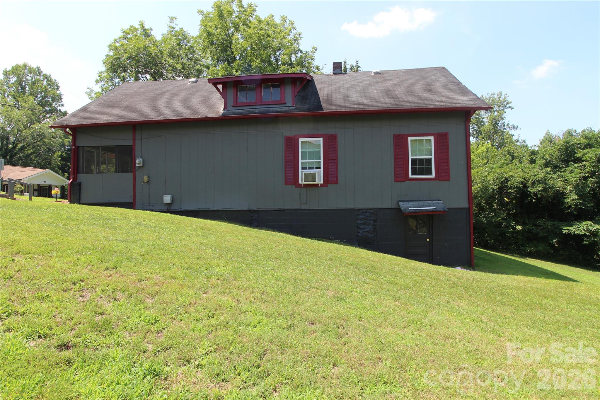 Bath - 438 Folk Street NW, Lenoir