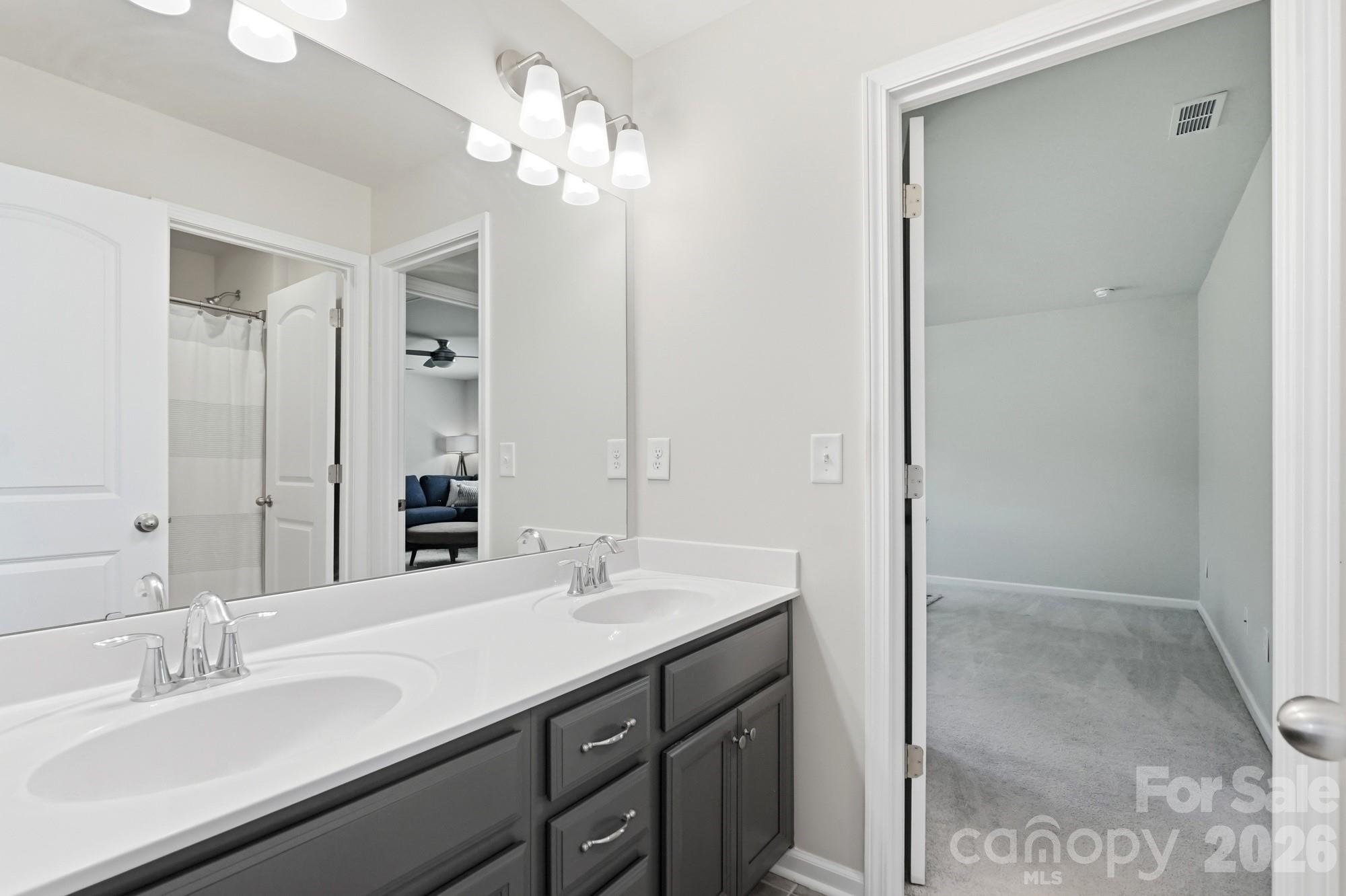 Jack & Jill bath connecting two large guest bedrooms - 2nd floor - 9815 Caledenia Drive, Huntersville