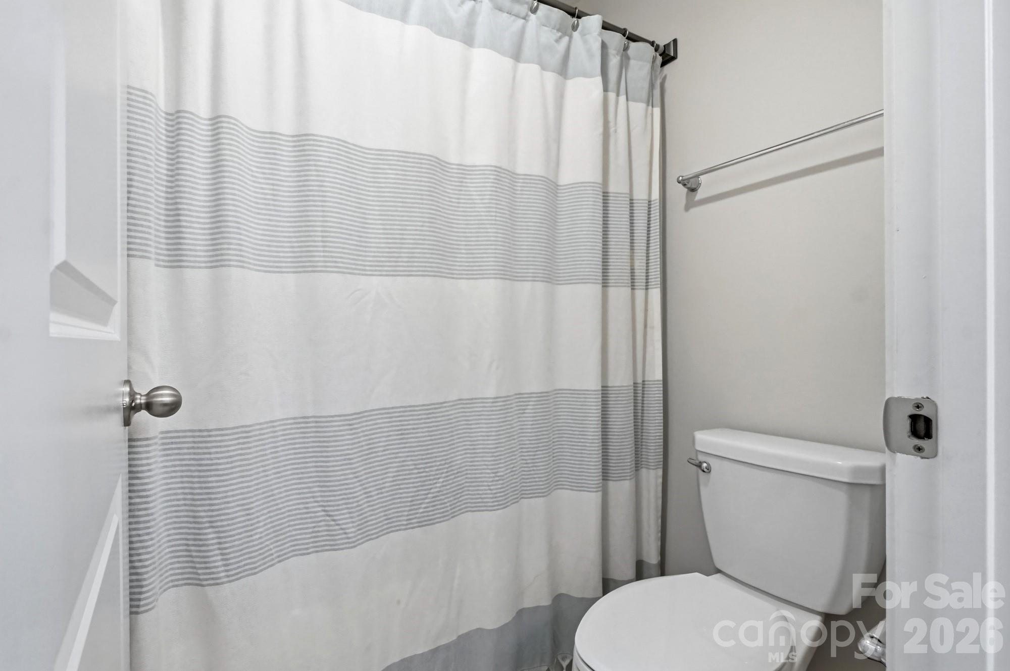 Jack & Jill bath connecting two large guest bedrooms - 2nd floor - 9815 Caledenia Drive, Huntersville