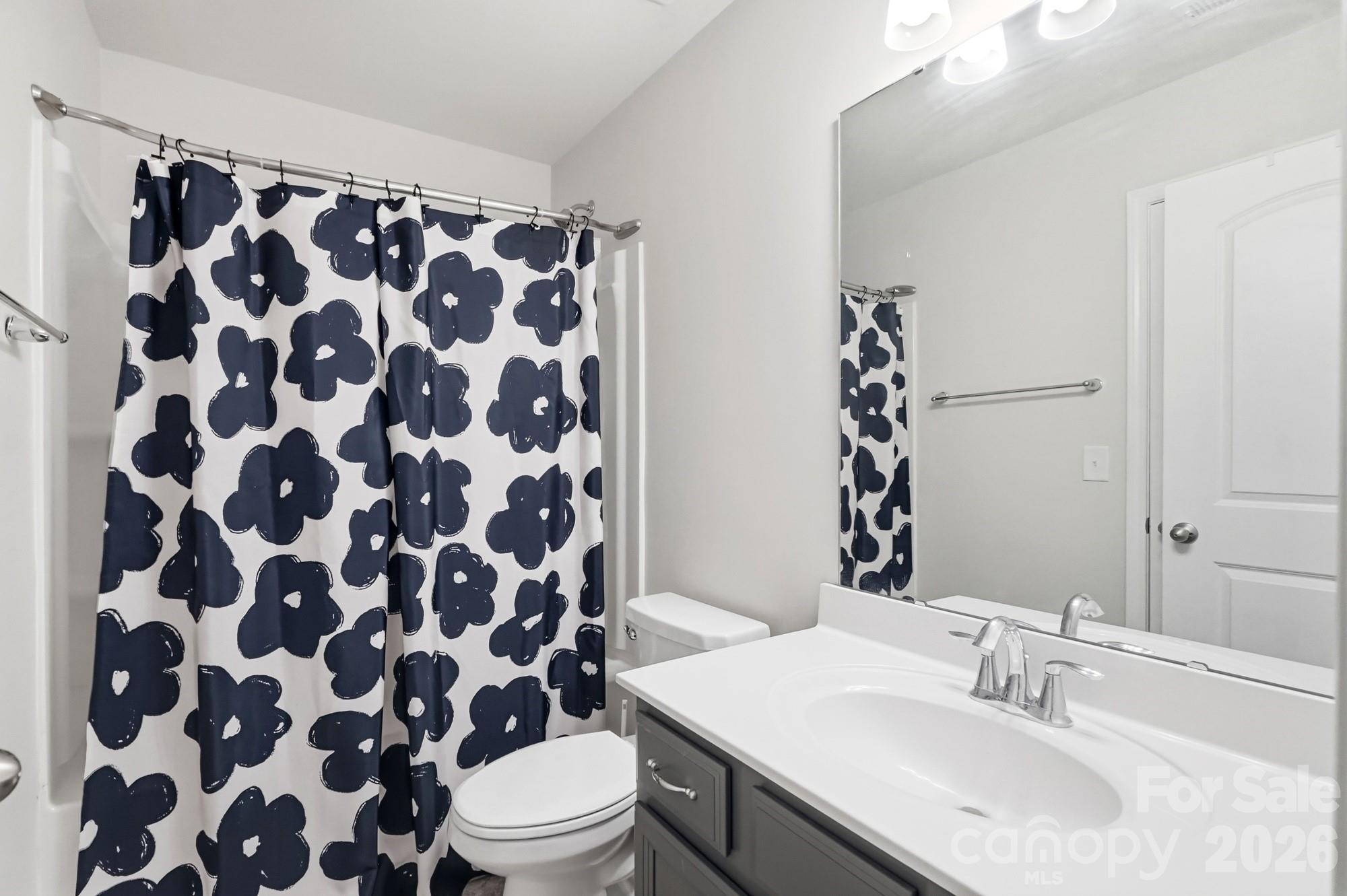 Full guest bath - with access from guest bedroom or hallway - 2nd floor - 9815 Caledenia Drive, Huntersville