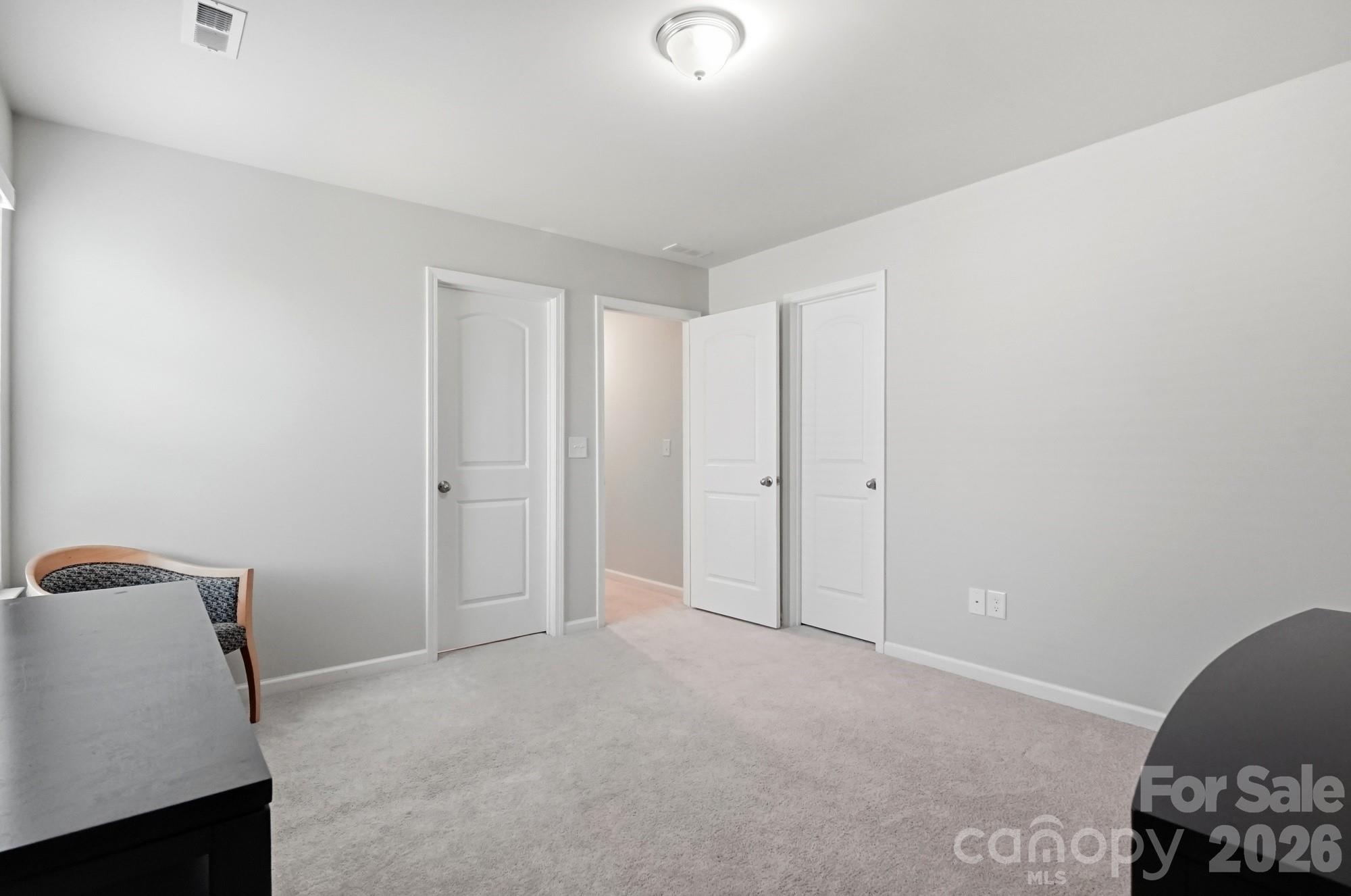 Spacious guest bedroom with walk-in closet - 2nd floor - 9815 Caledenia Drive, Huntersville
