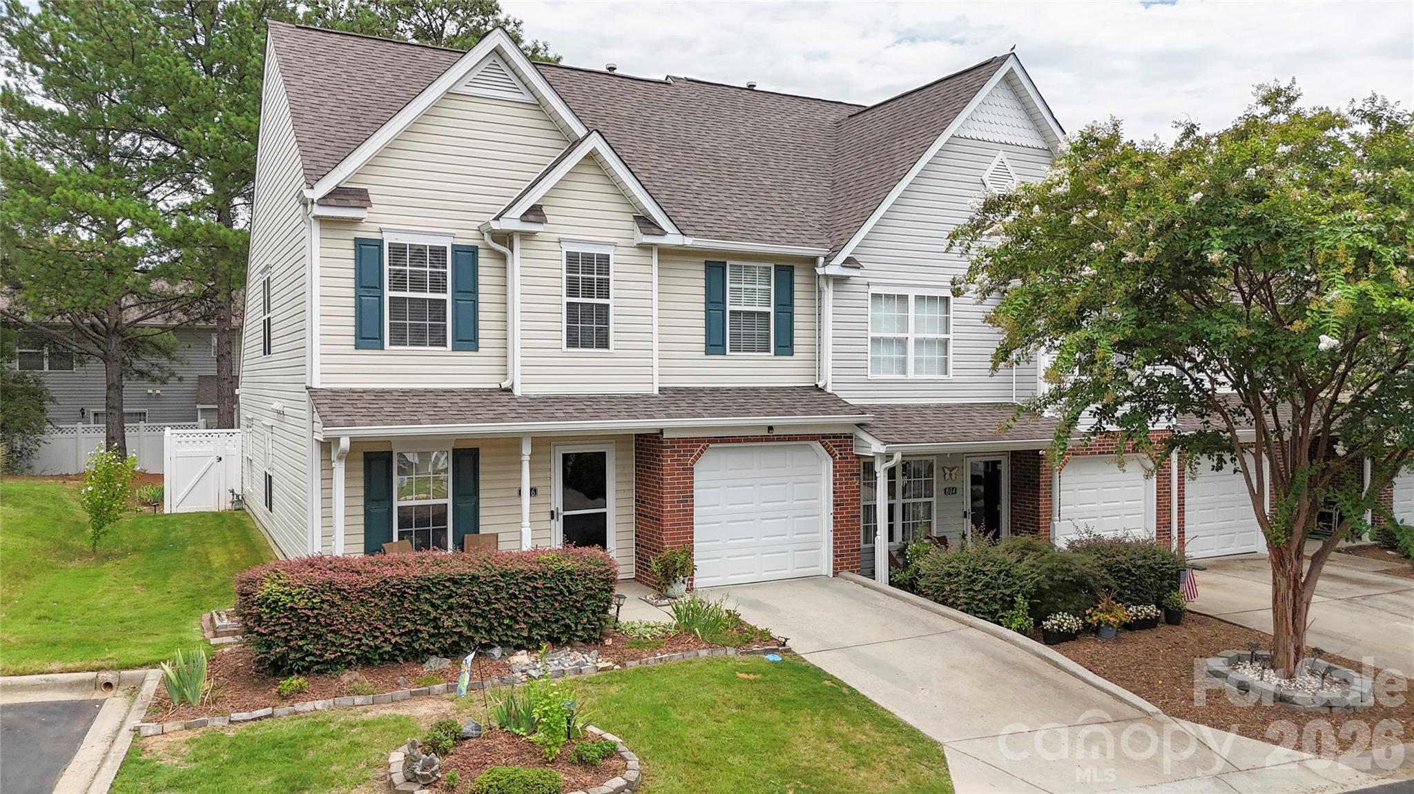 Townhouse at 806 Rock Lake Glen, Fort Mill, photo 4 of 48