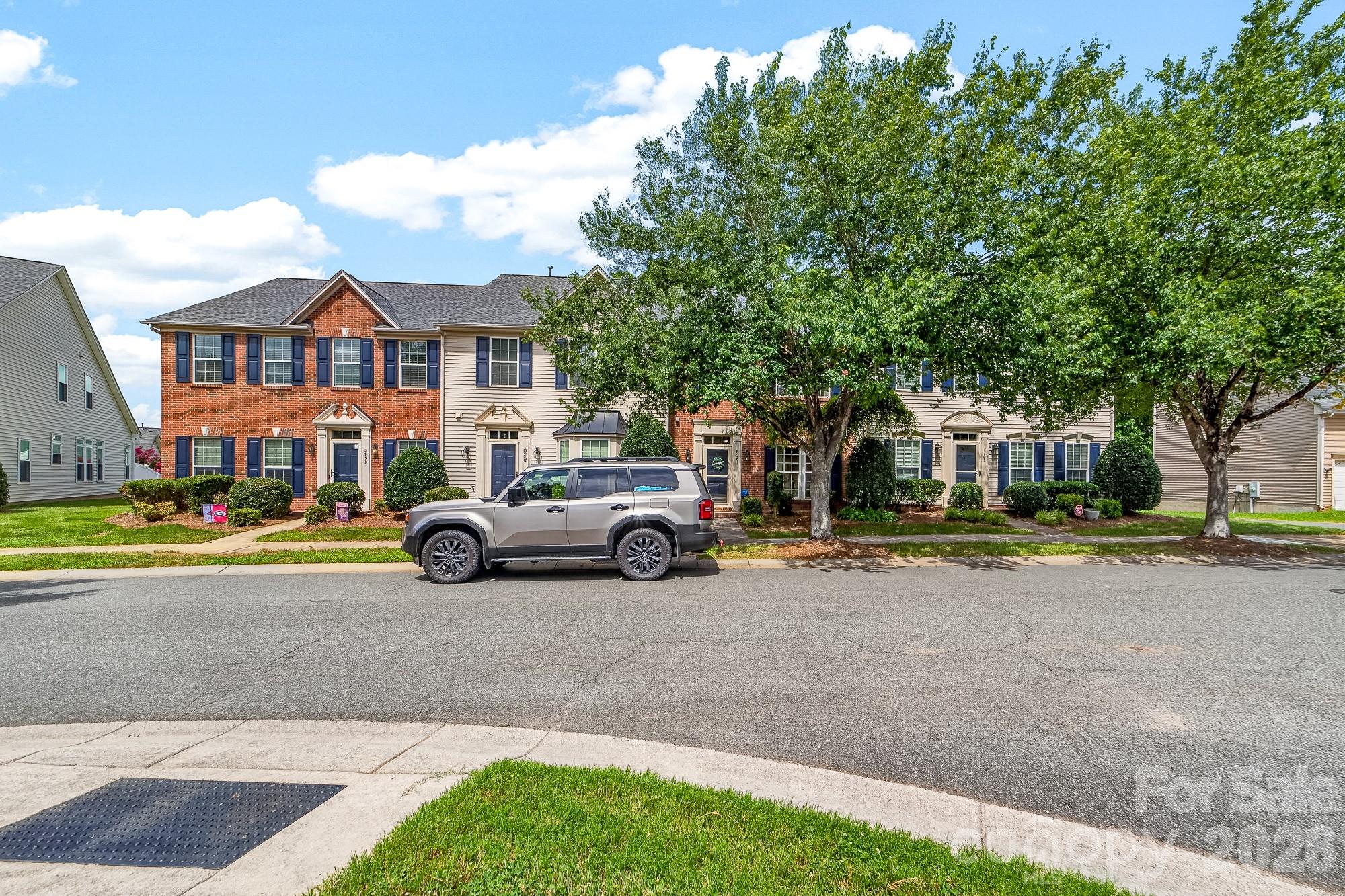 on street parking available - 8261 Bridgegate Drive, Huntersville