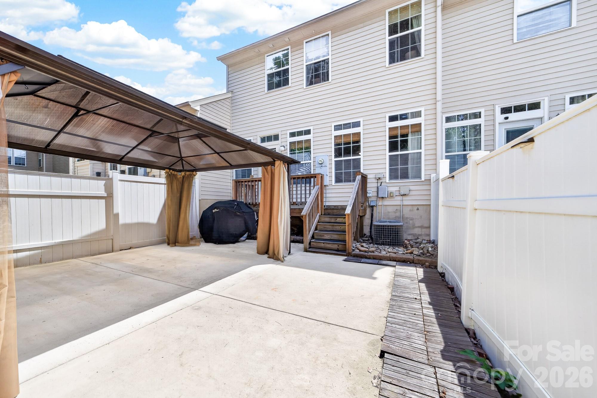 Back garden with privacy fence - 8261 Bridgegate Drive, Huntersville