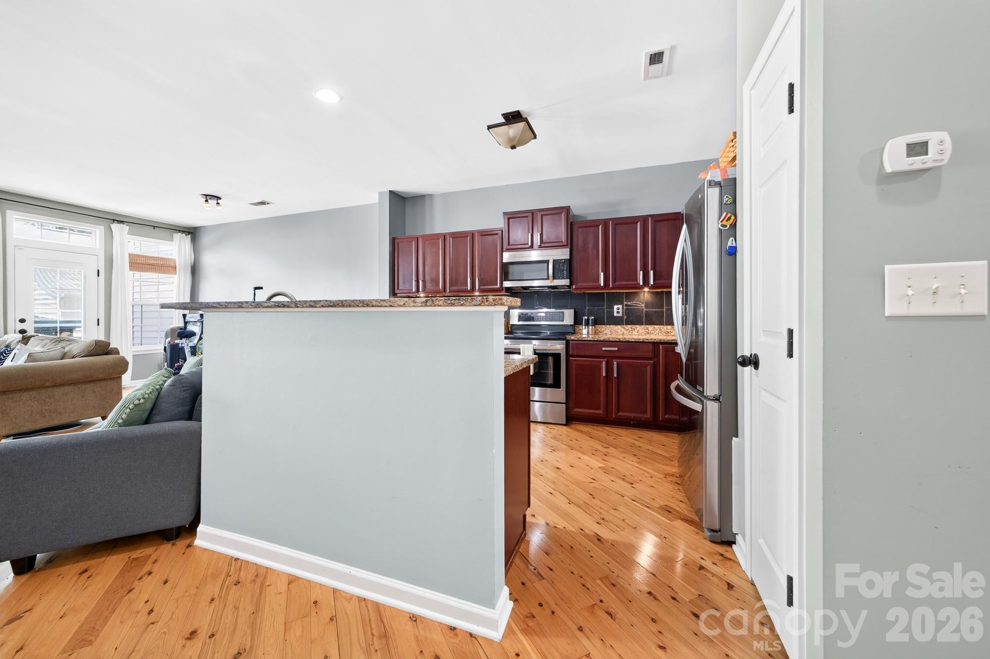 Kitchen with breakfast bar - 8261 Bridgegate Drive, Huntersville