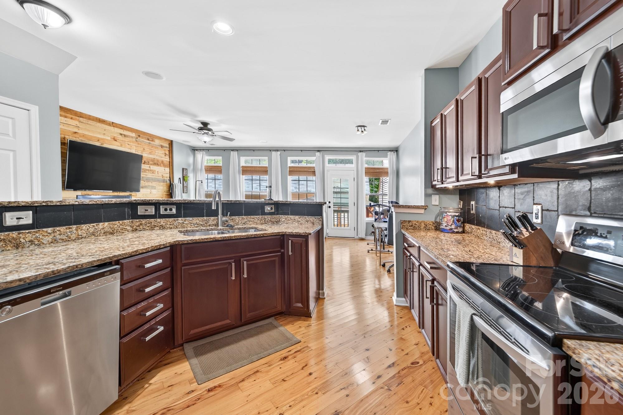 lots of counterspace for plenty of entertaining - 8261 Bridgegate Drive, Huntersville