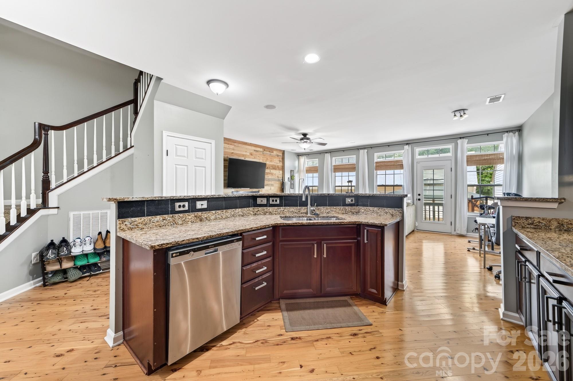 Never be cut off from entertaining. Open kitchen - 8261 Bridgegate Drive, Huntersville