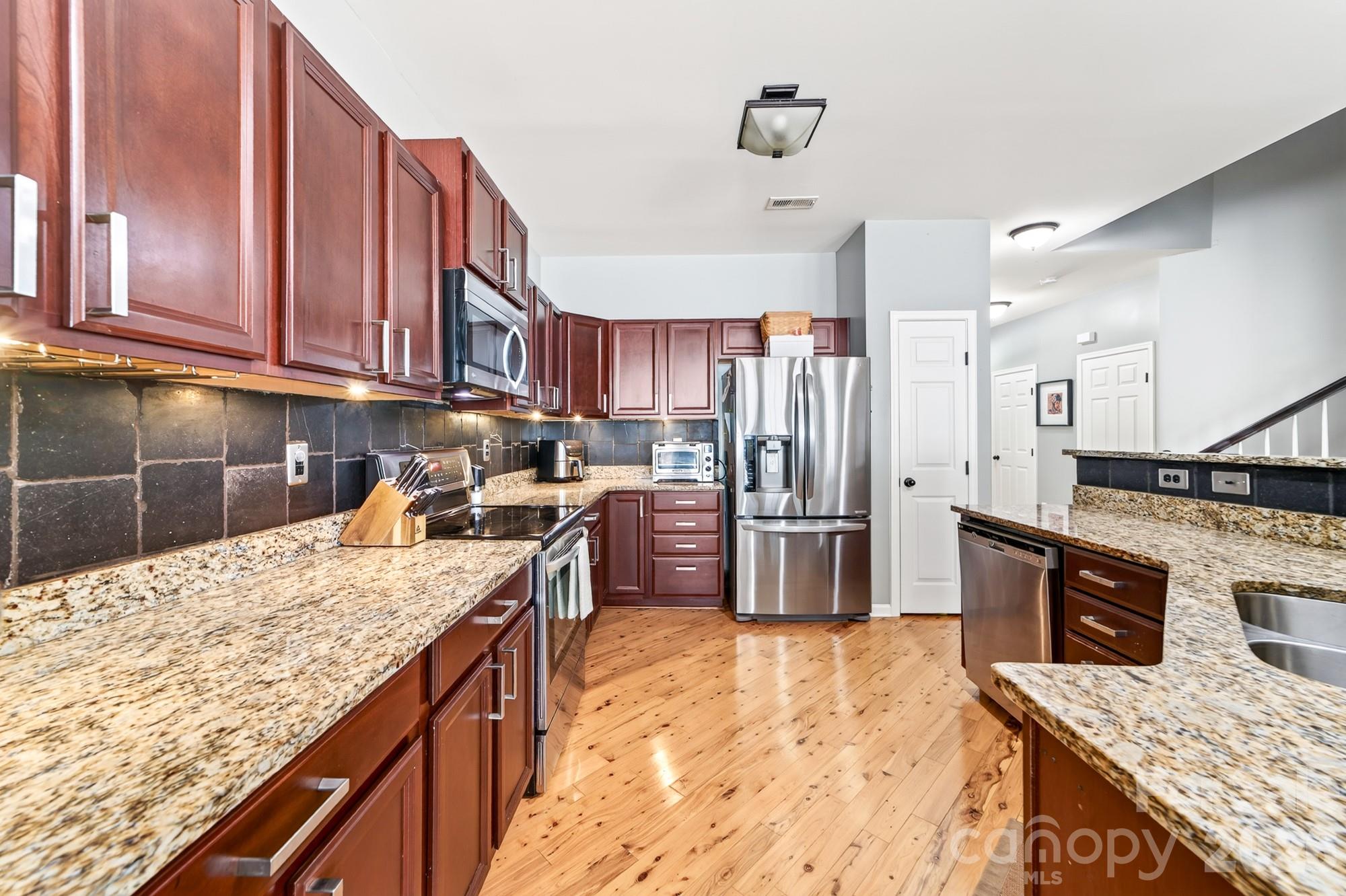 Townhouse at 8261 Bridgegate Drive, Huntersville, photo 12 of 33