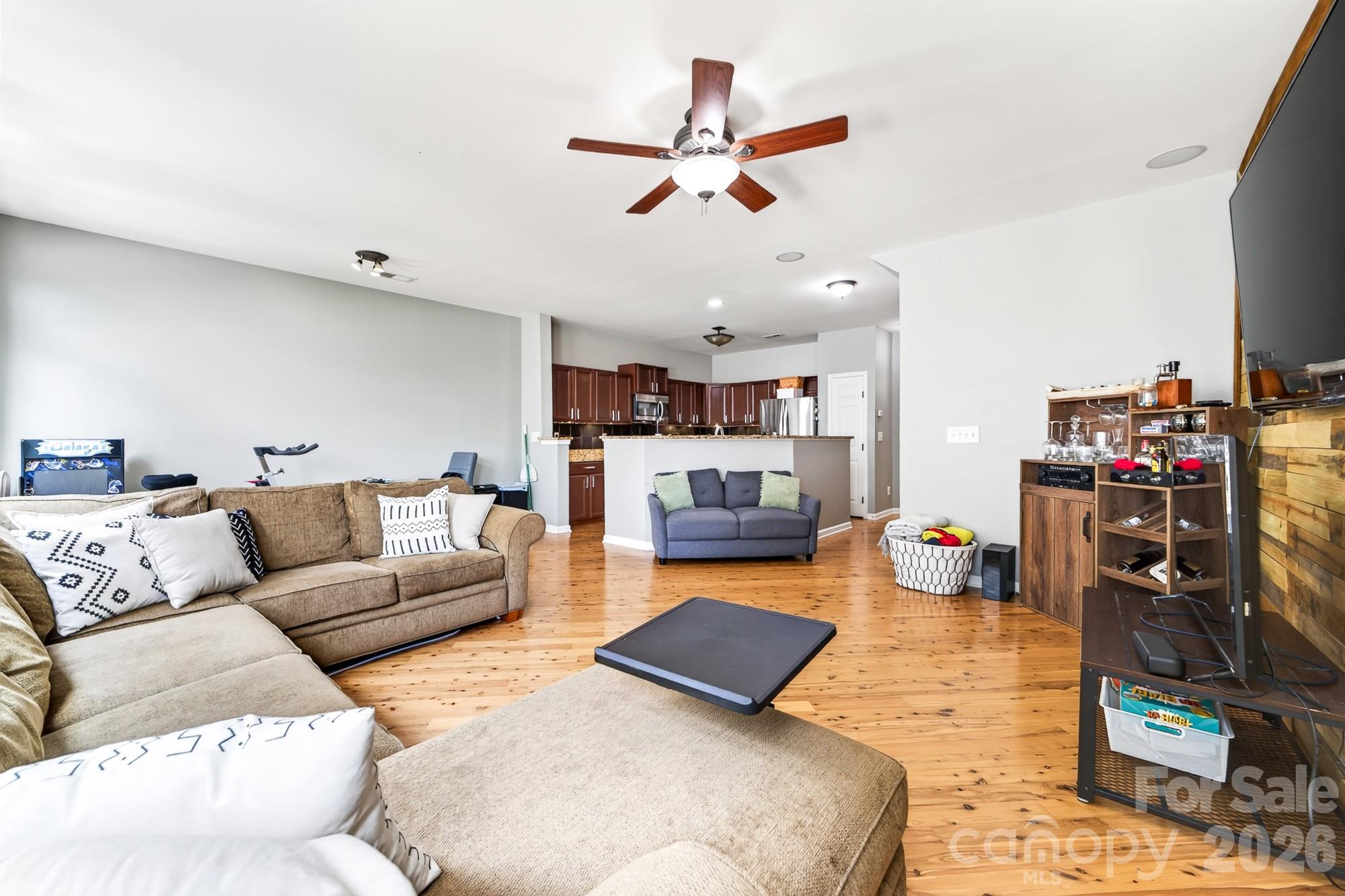Open Kitchen Family room combination - 8261 Bridgegate Drive, Huntersville
