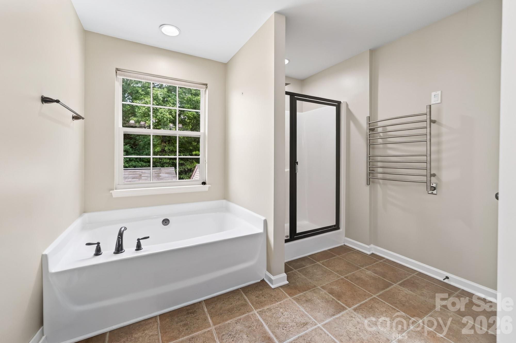 Primary en-suite soaking tub and separate shower - 8261 Bridgegate Drive, Huntersville