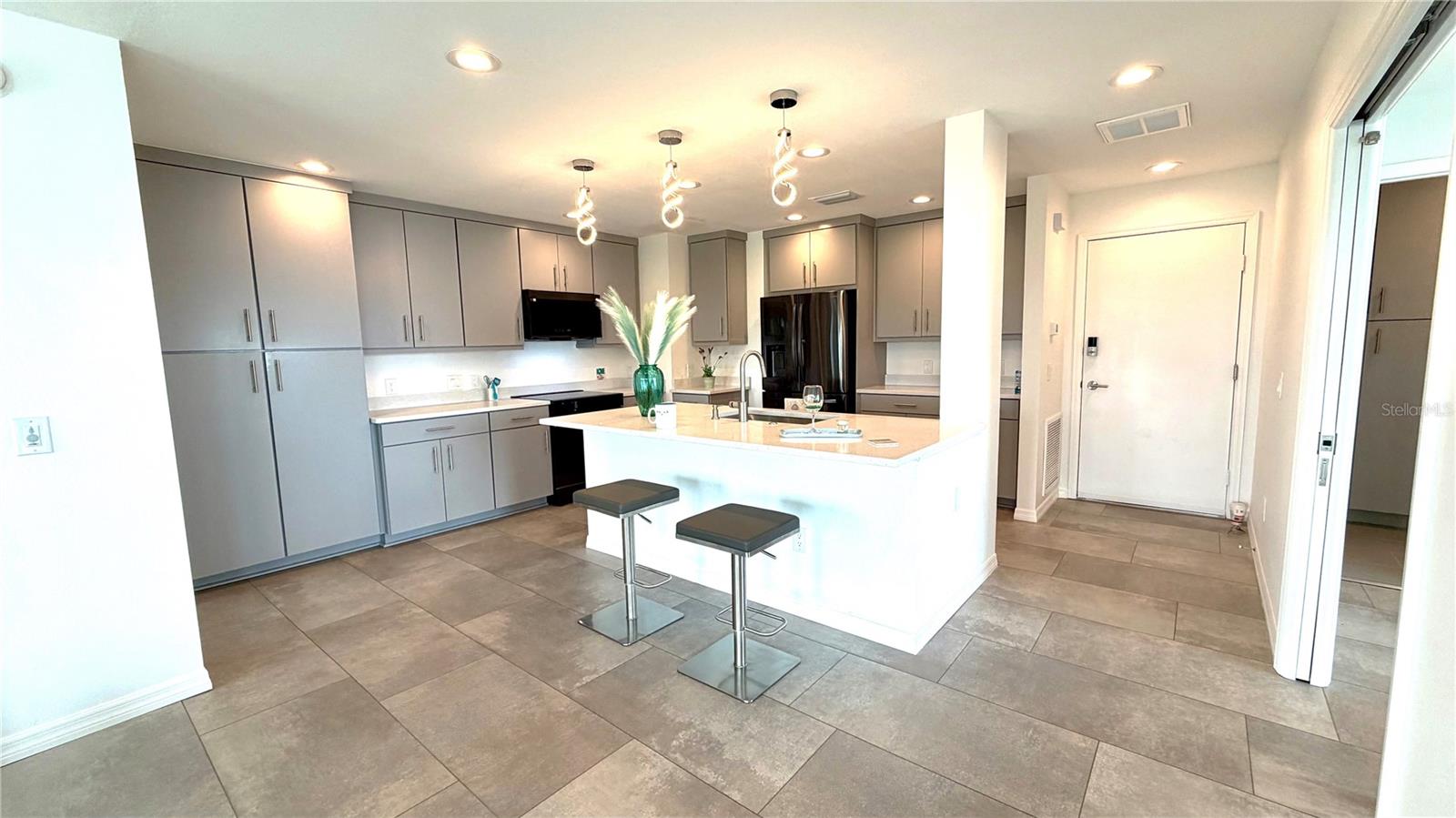 Countertop Seating and Plenty of Storage - 243 MARINER DR #243, TARPON SPRINGS