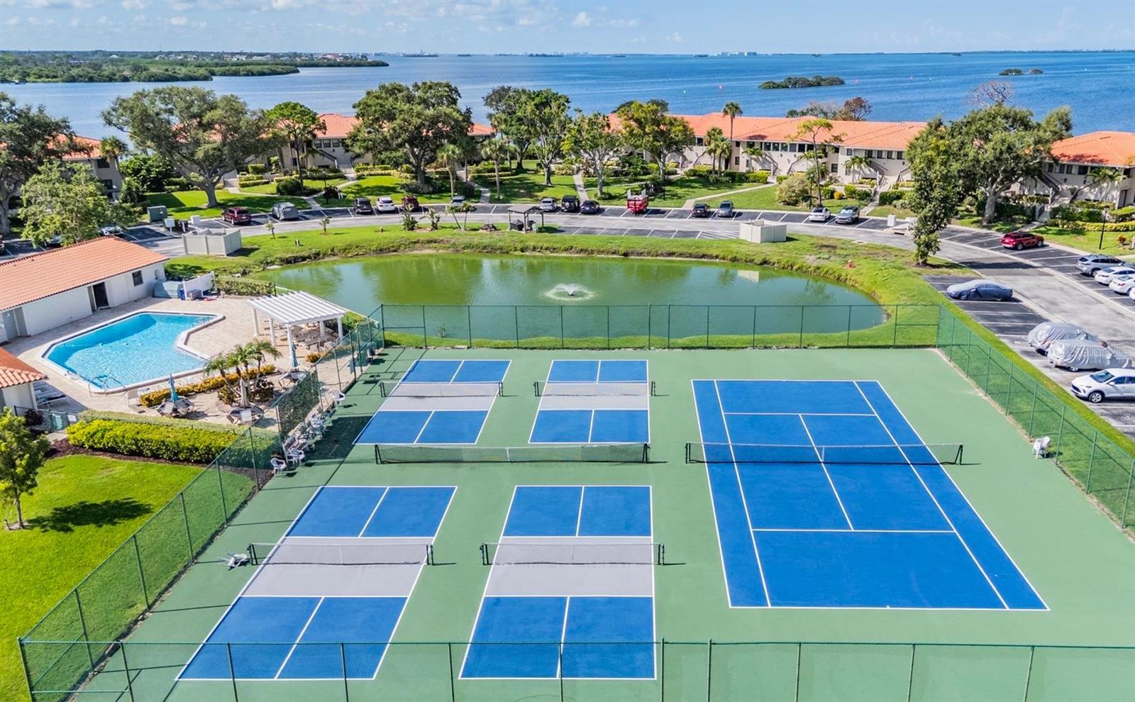Enjoy Pickleball, Tennis or a Dip in the Pool - 243 MARINER DR #243, TARPON SPRINGS