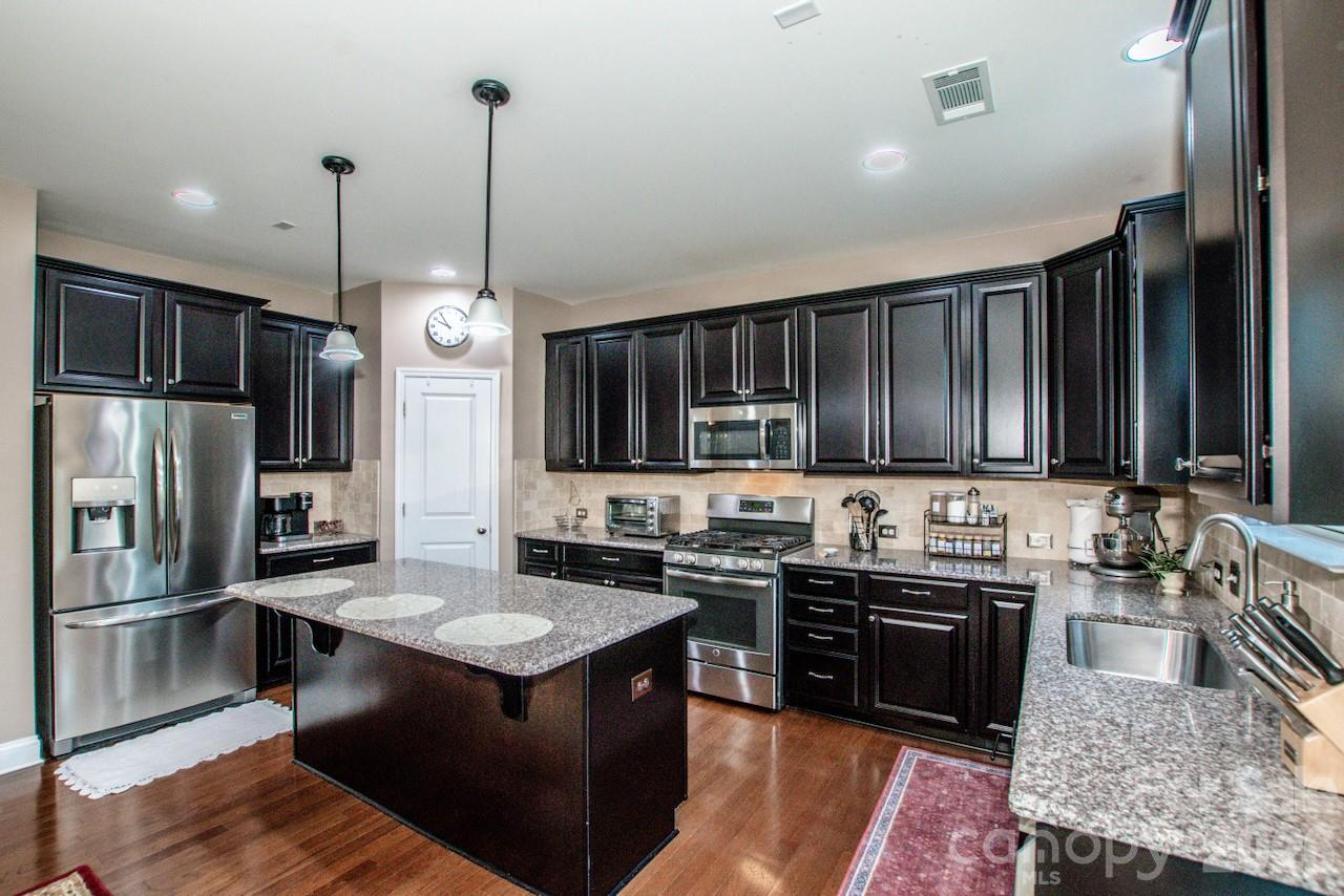 Amazing kitchen island - 130 Eagles Landing Drive, Mooresville