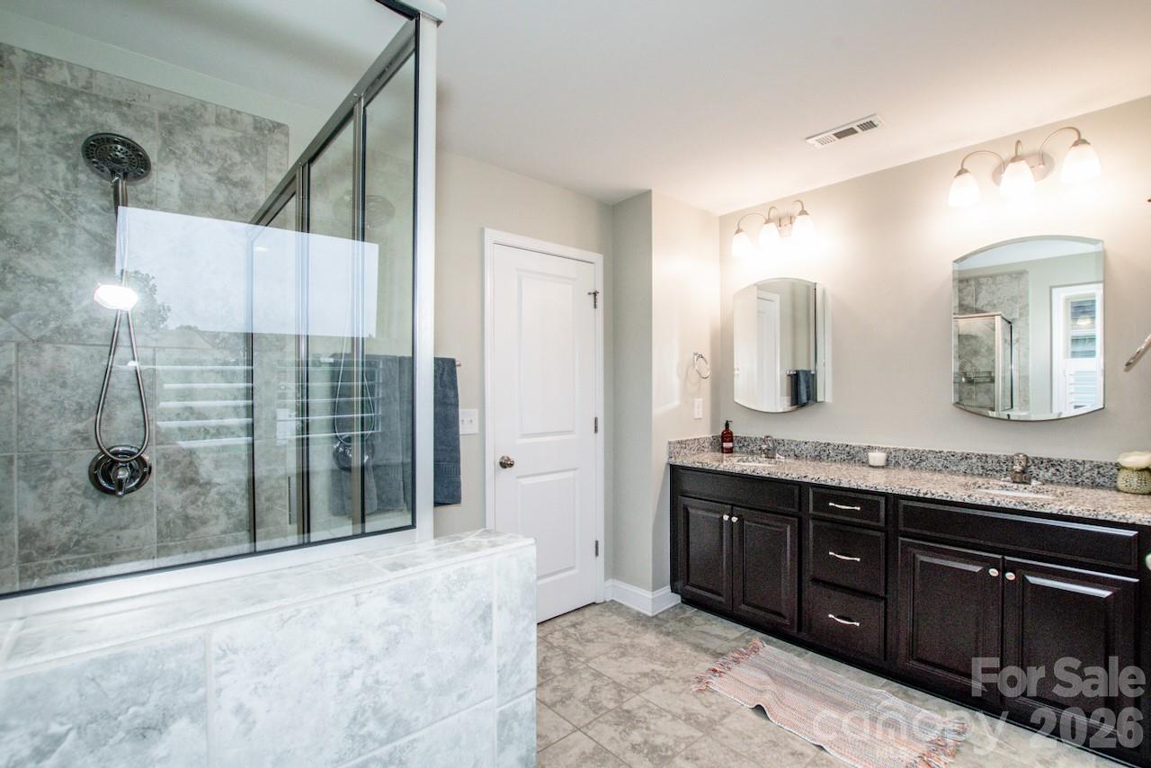 Dual vanities and medicine cabinets - 130 Eagles Landing Drive, Mooresville