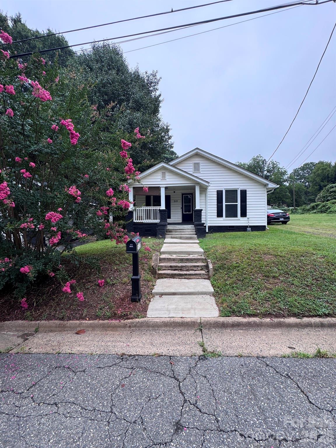 Single Family Residence at 512 S Gray Street, Gastonia, photo 4 of 28