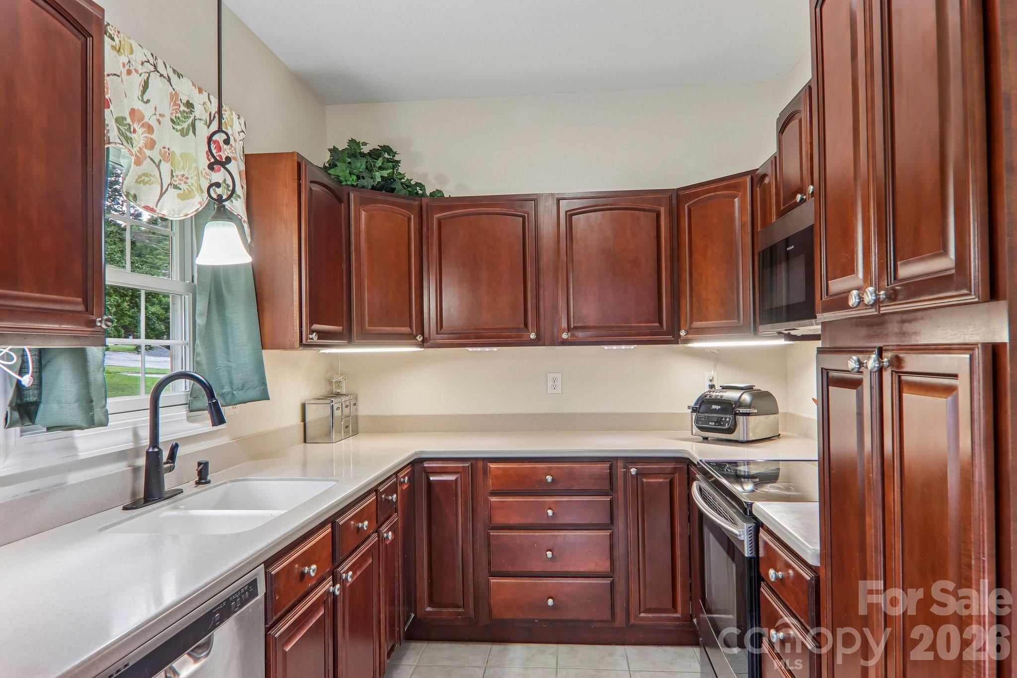 Lots of cabinet space - 3311 Sandy Drive, Hendersonville