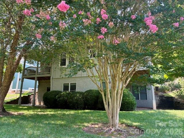Single Family Residence at 24 Triple Fairways Drive, Hendersonville, photo 4 of 45