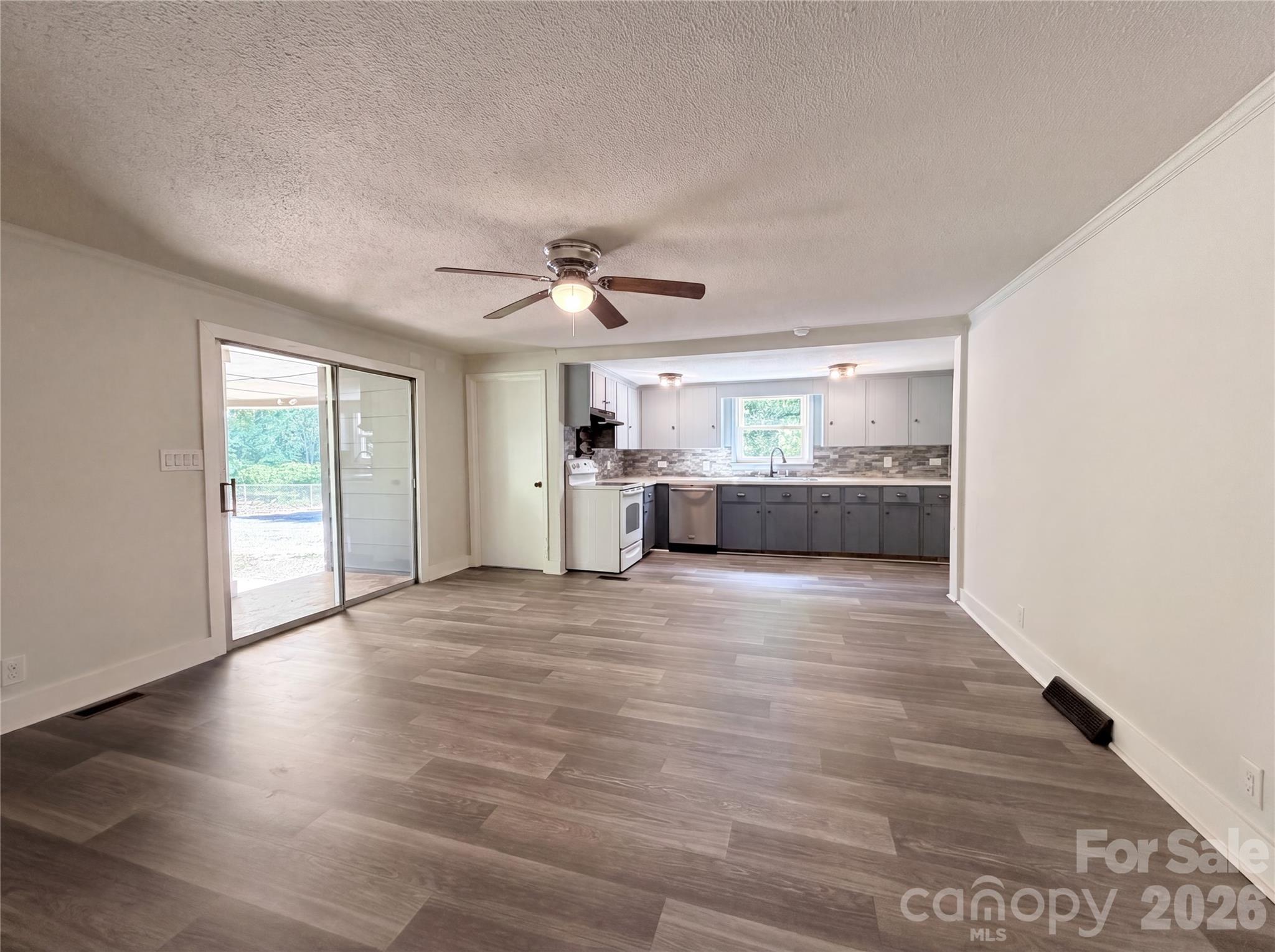 Single Family Residence at 164 E Waterlynn Road, Mooresville, photo 2 of 13