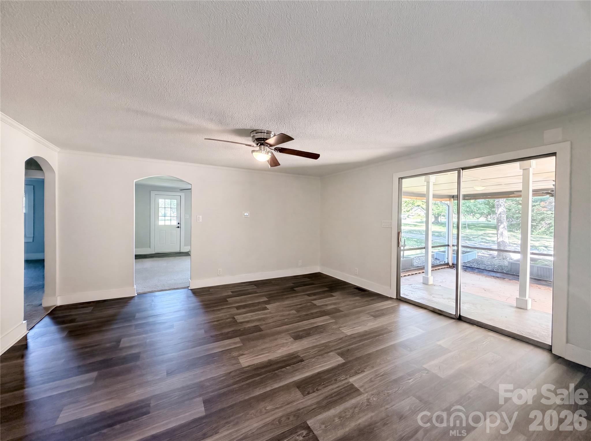 Single Family Residence at 164 E Waterlynn Road, Mooresville, photo 3 of 13