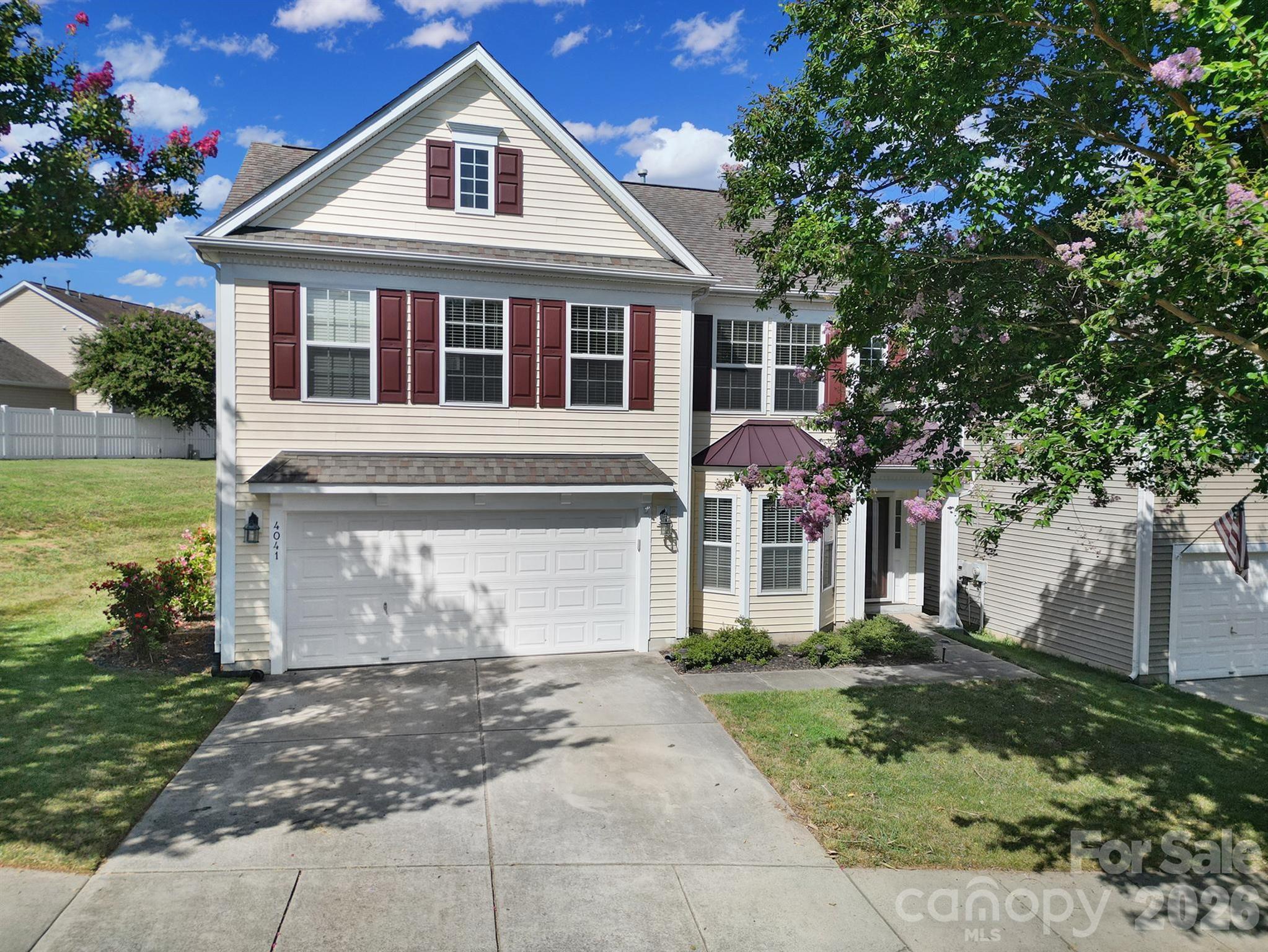 Single Family Residence at 4041 Abbotsbury Drive, Fort Mill, photo 2 of 37