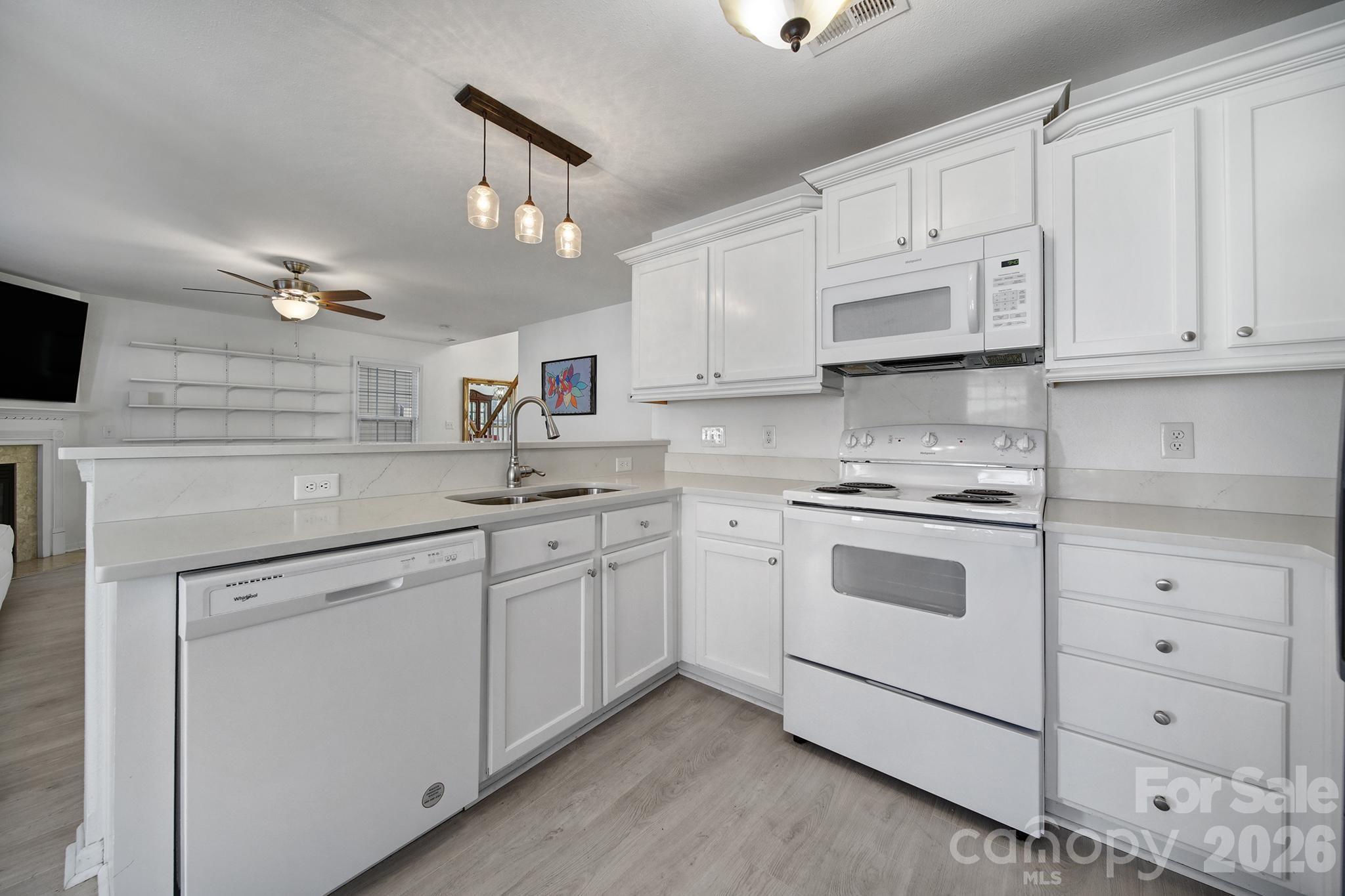 Single Family Residence at 4041 Abbotsbury Drive, Fort Mill, photo 18 of 37