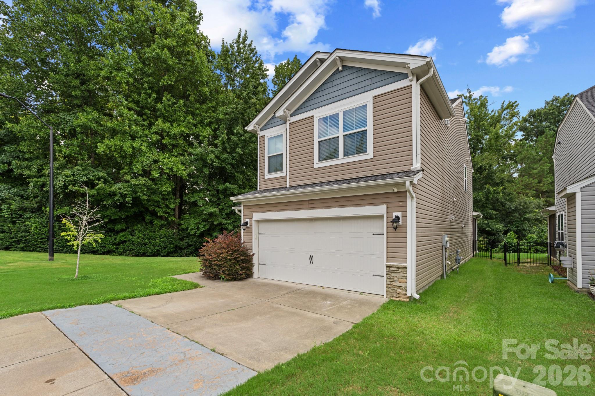 Single Family Residence at 3964 White Kestrel Drive, Raleigh, photo 2 of 35