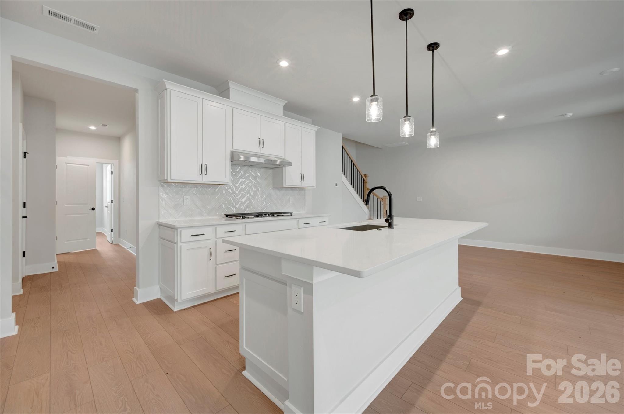 Gourmet kitchen with gas cooktop - 314 Ardmore Drive, Belmont