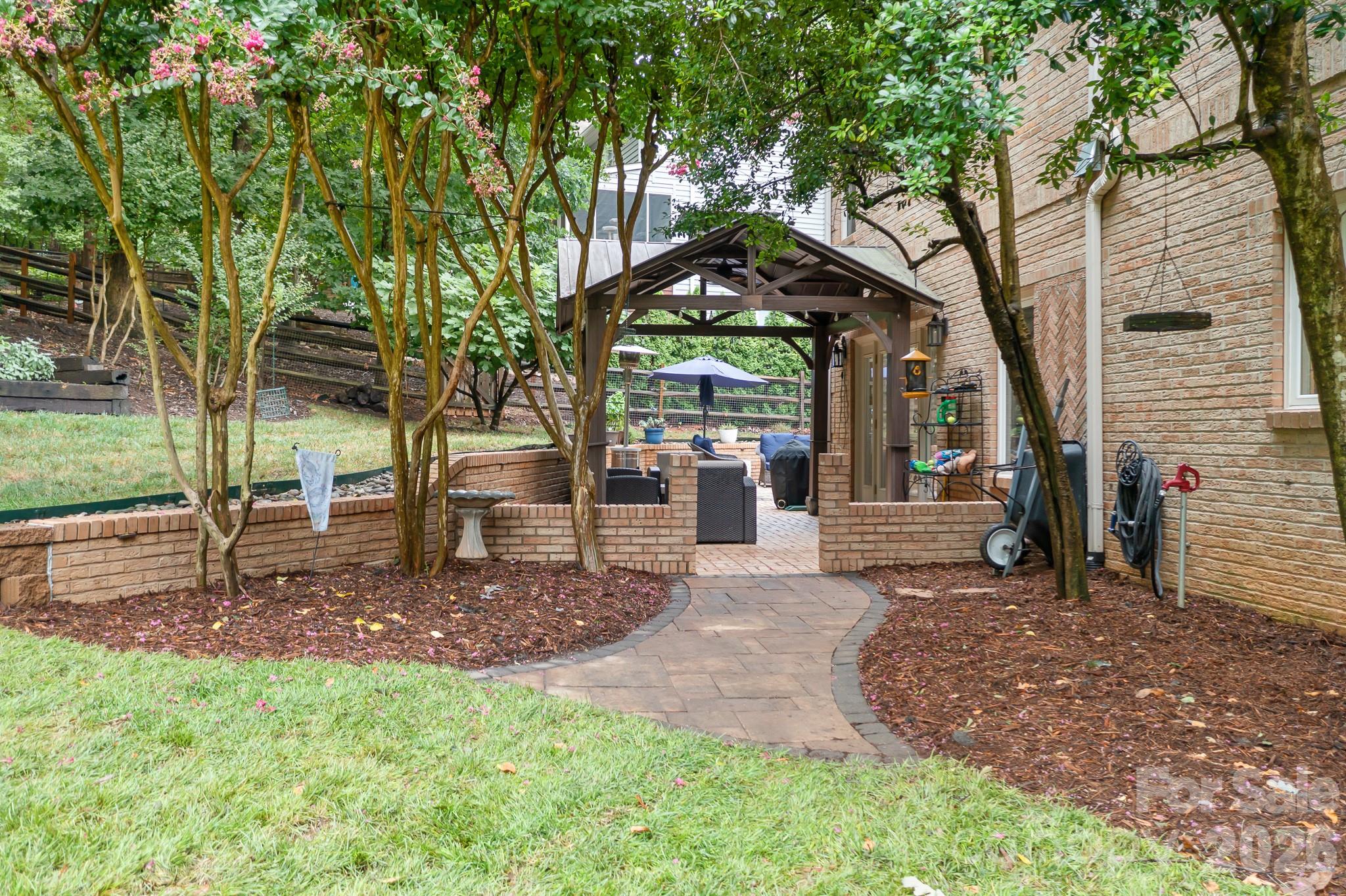 Beautifully landscaped backyard - 7048 Mariners Court, Tega Cay