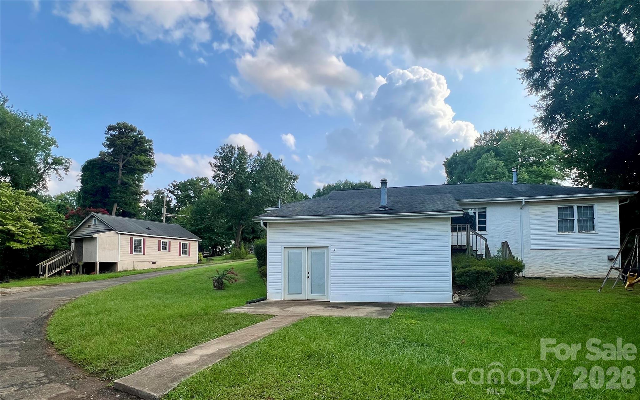 Single Family Residence at 436 E Club Drive, Gastonia, photo 2 of 27
