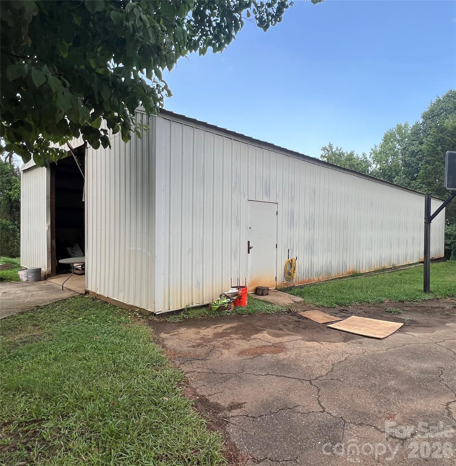 Single Family Residence at 436 E Club Drive, Gastonia, photo 4 of 27
