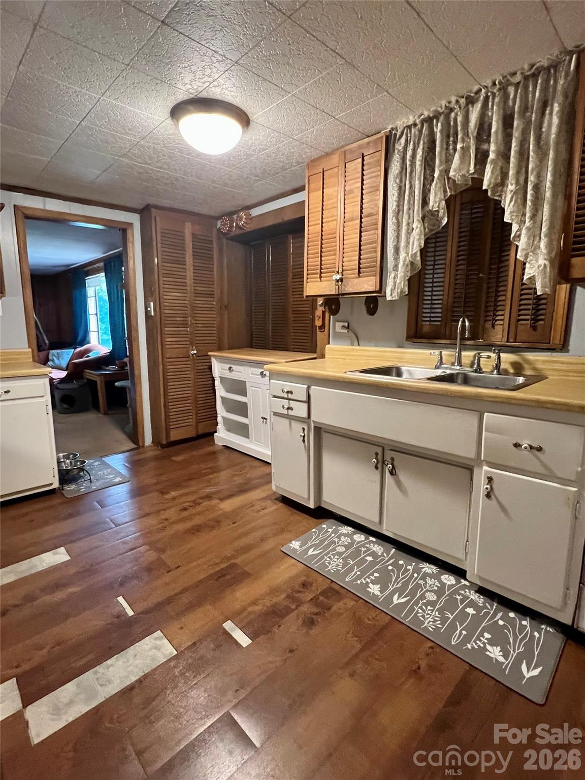 Main house kitchen - 436 E Club Drive, Gastonia