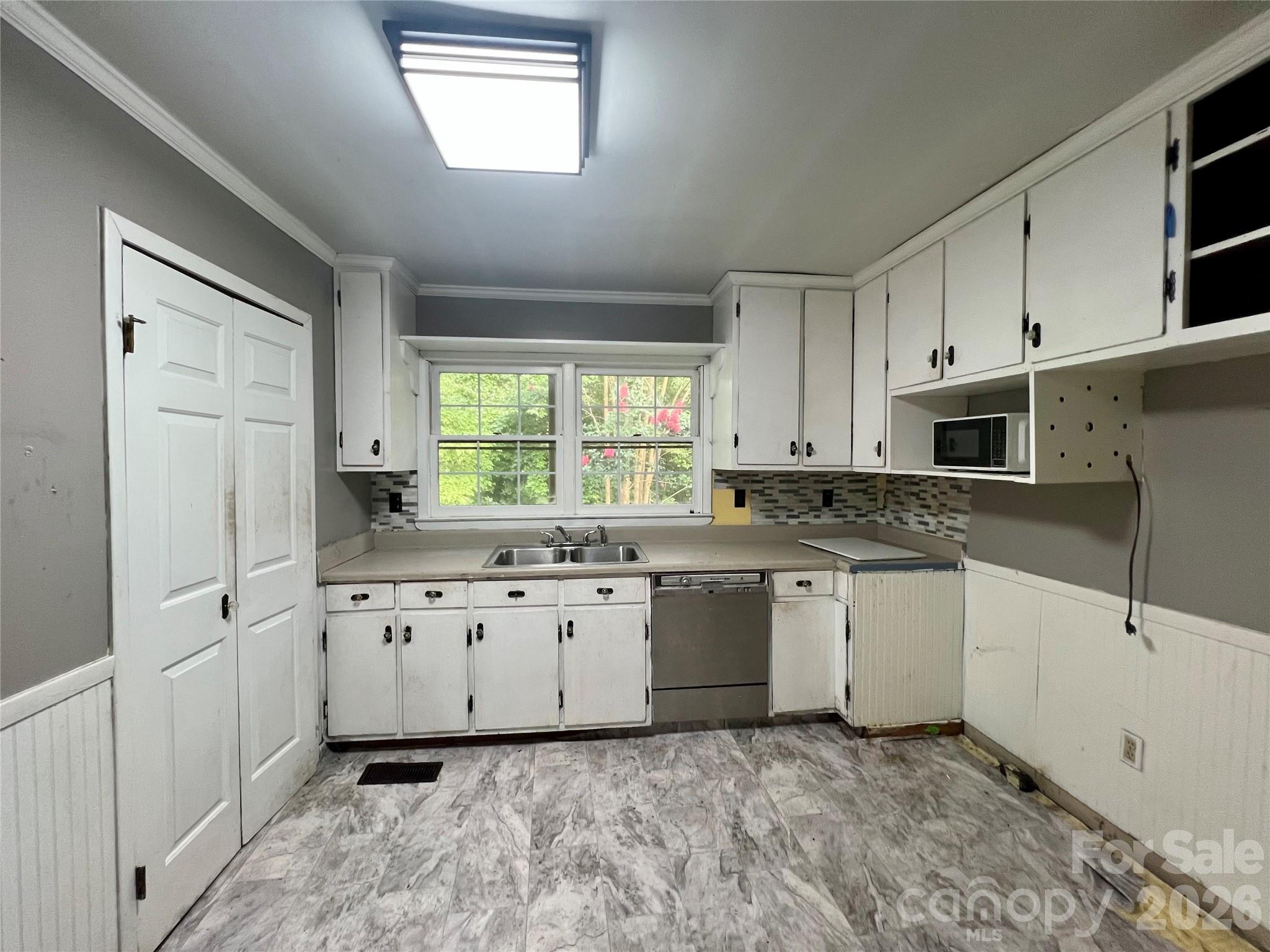 Guest House Kitchen - 436 E Club Drive, Gastonia