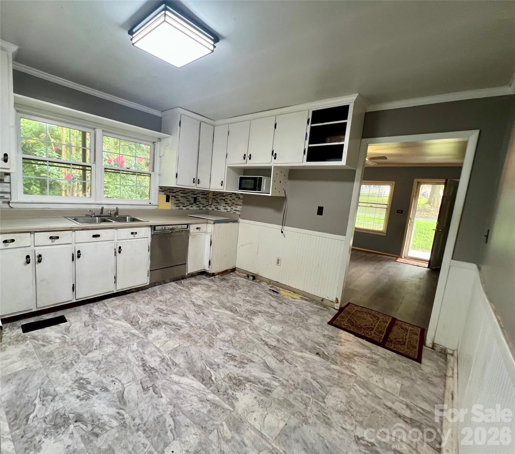 Guest House Kitchen - 436 E Club Drive, Gastonia