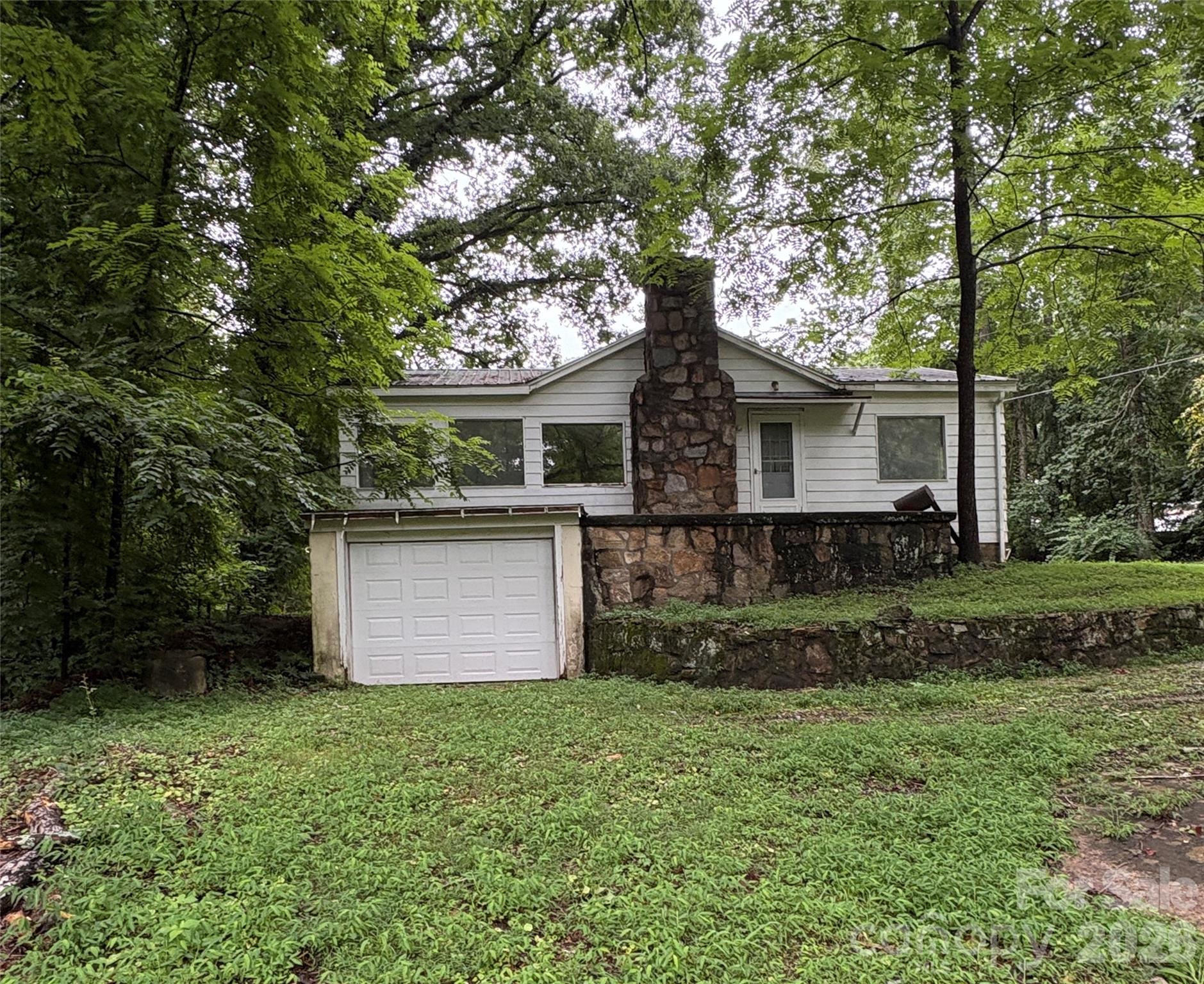 Side view with Garage - 912 Halstead Boulevard, Hendersonville