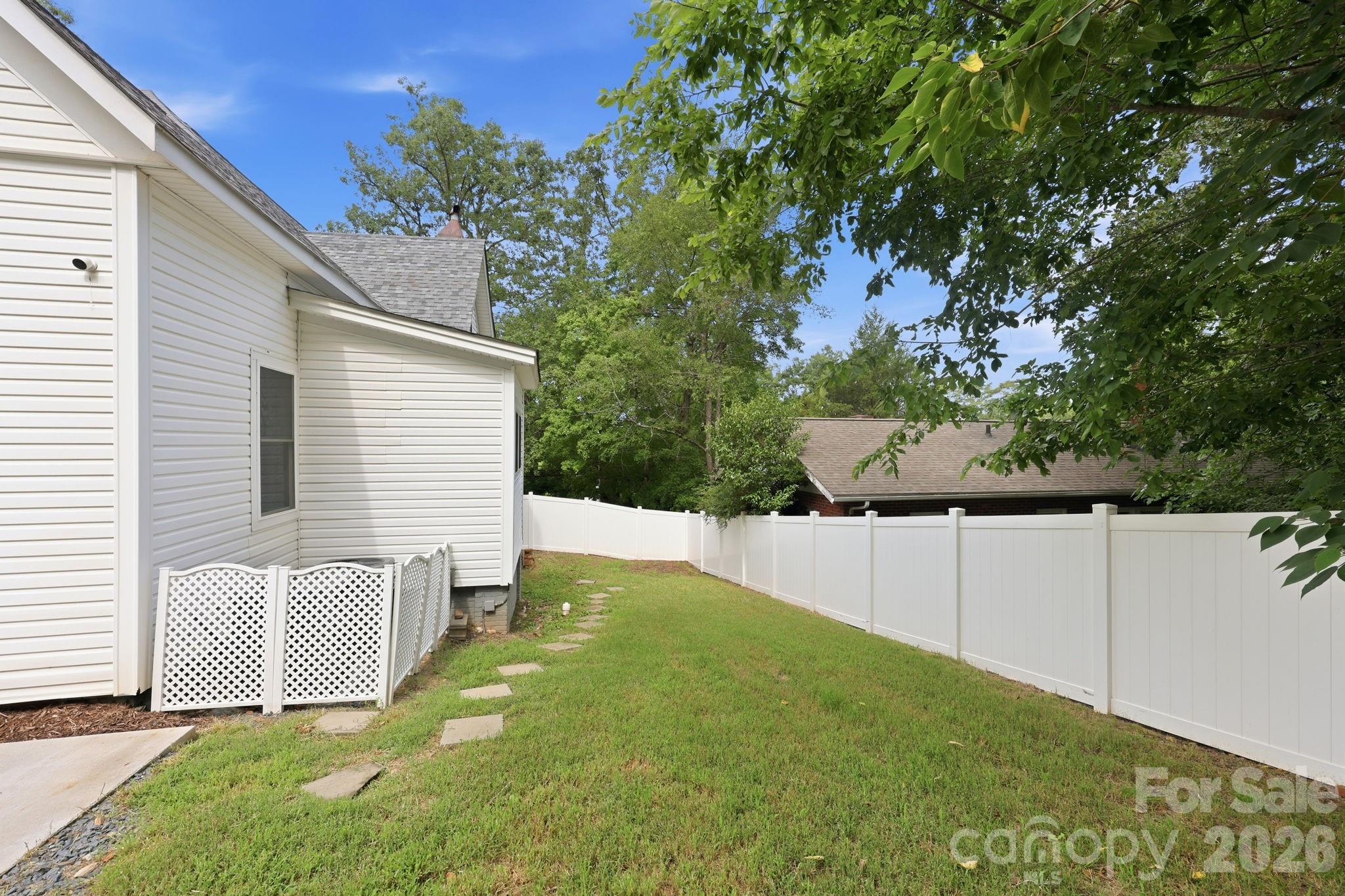 The side yard is perfect for family activities - 527 S 2nd Street, Albemarle