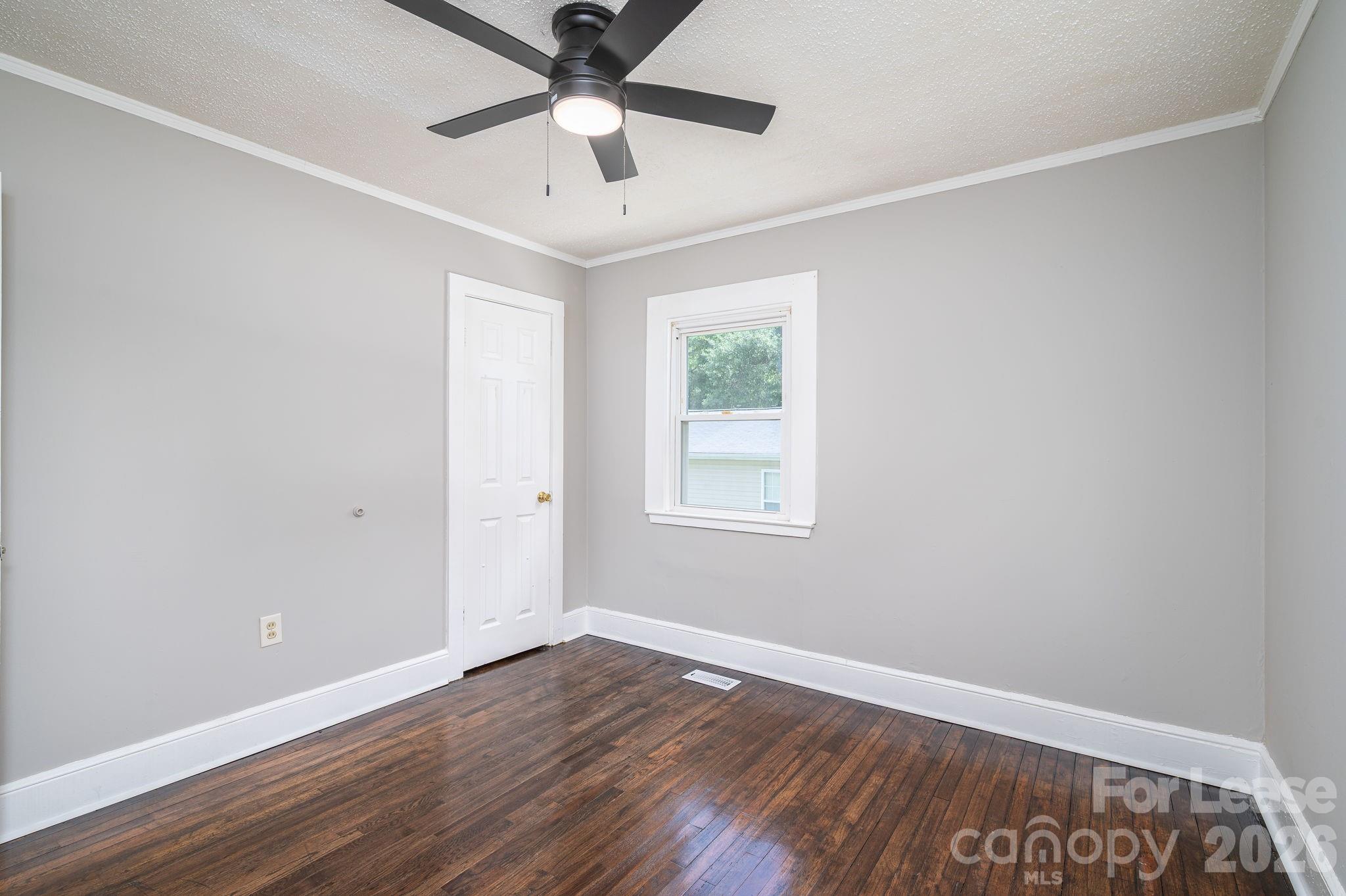 Single Family Residence at 913 Edgemont Avenue, Belmont, photo 3 of 9