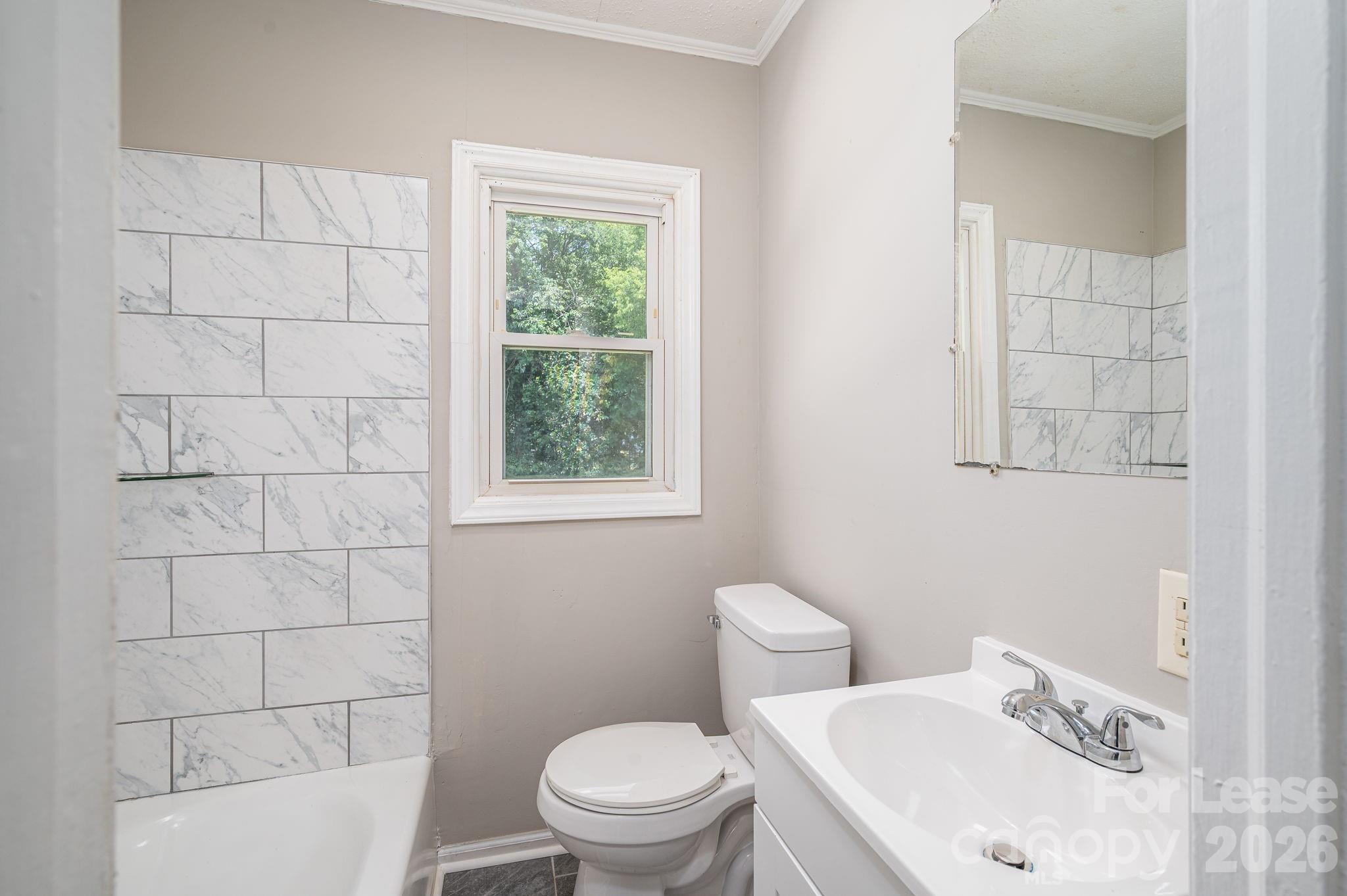 Single Family Residence at 913 Edgemont Avenue, Belmont, photo 4 of 9