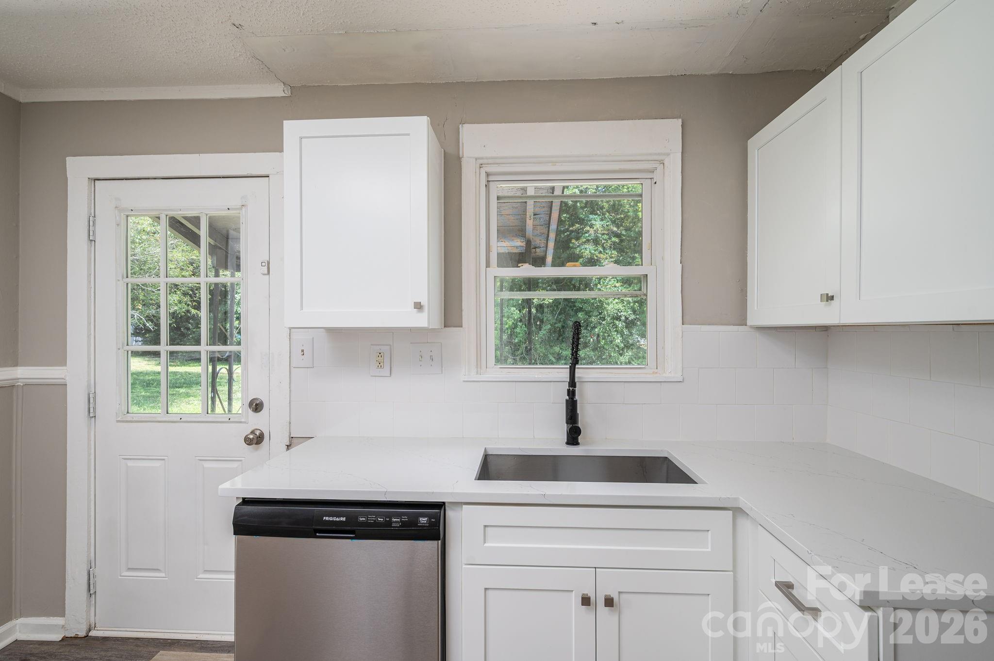 Single Family Residence at 913 Edgemont Avenue, Belmont, photo 6 of 9